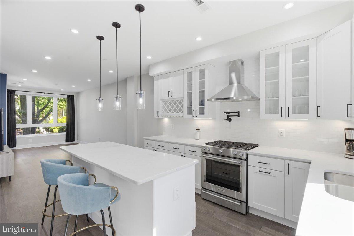 1168 ABBEY PLACE NE 1