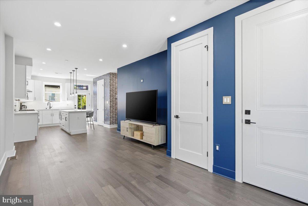 1168 ABBEY PLACE NE 1