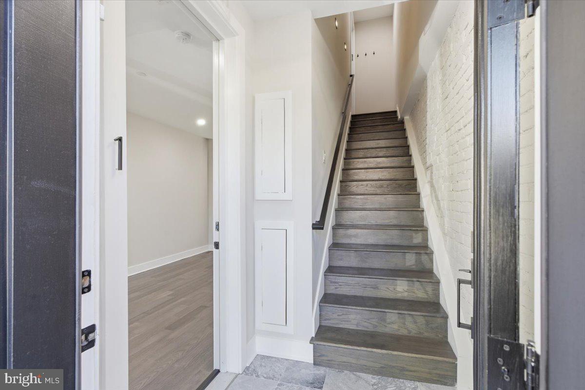 1168 ABBEY PLACE NE 1