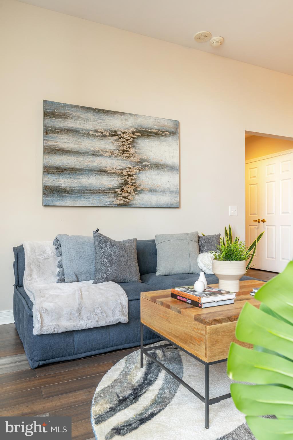 LOGAN SQUARE - Residential