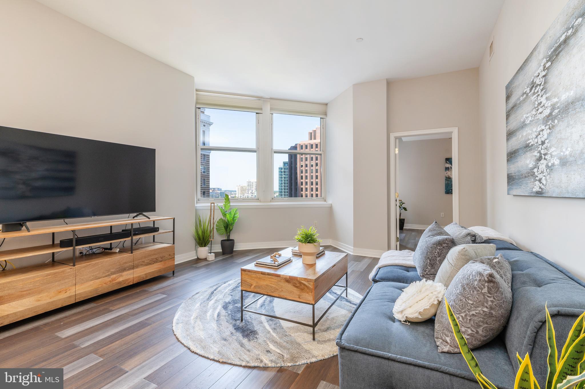 LOGAN SQUARE - Residential