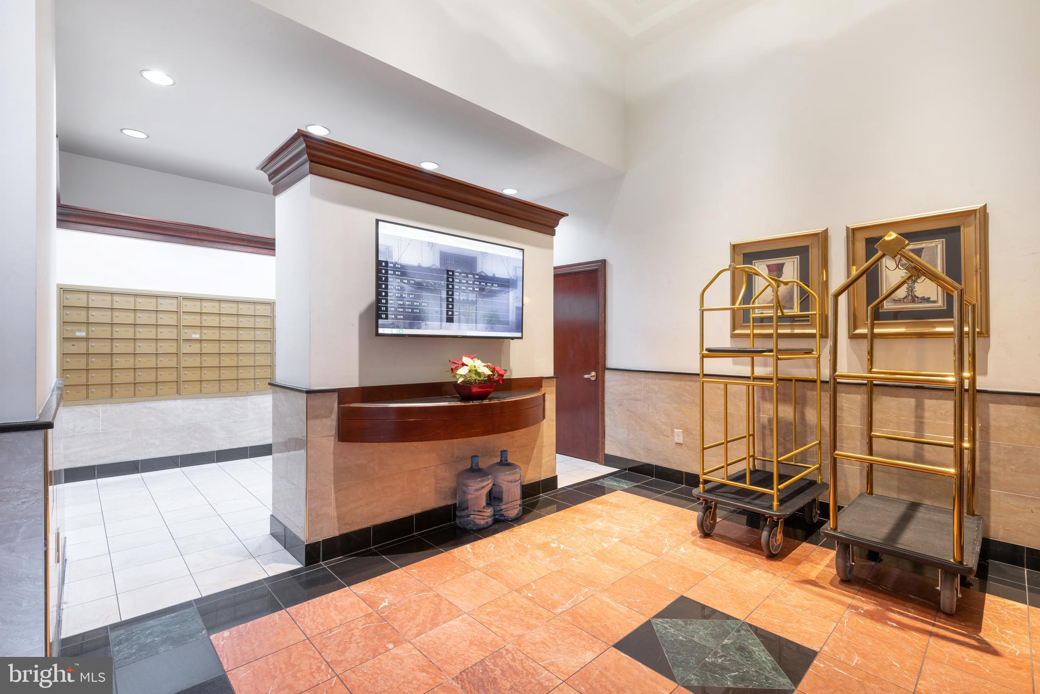 LOGAN SQUARE - Residential