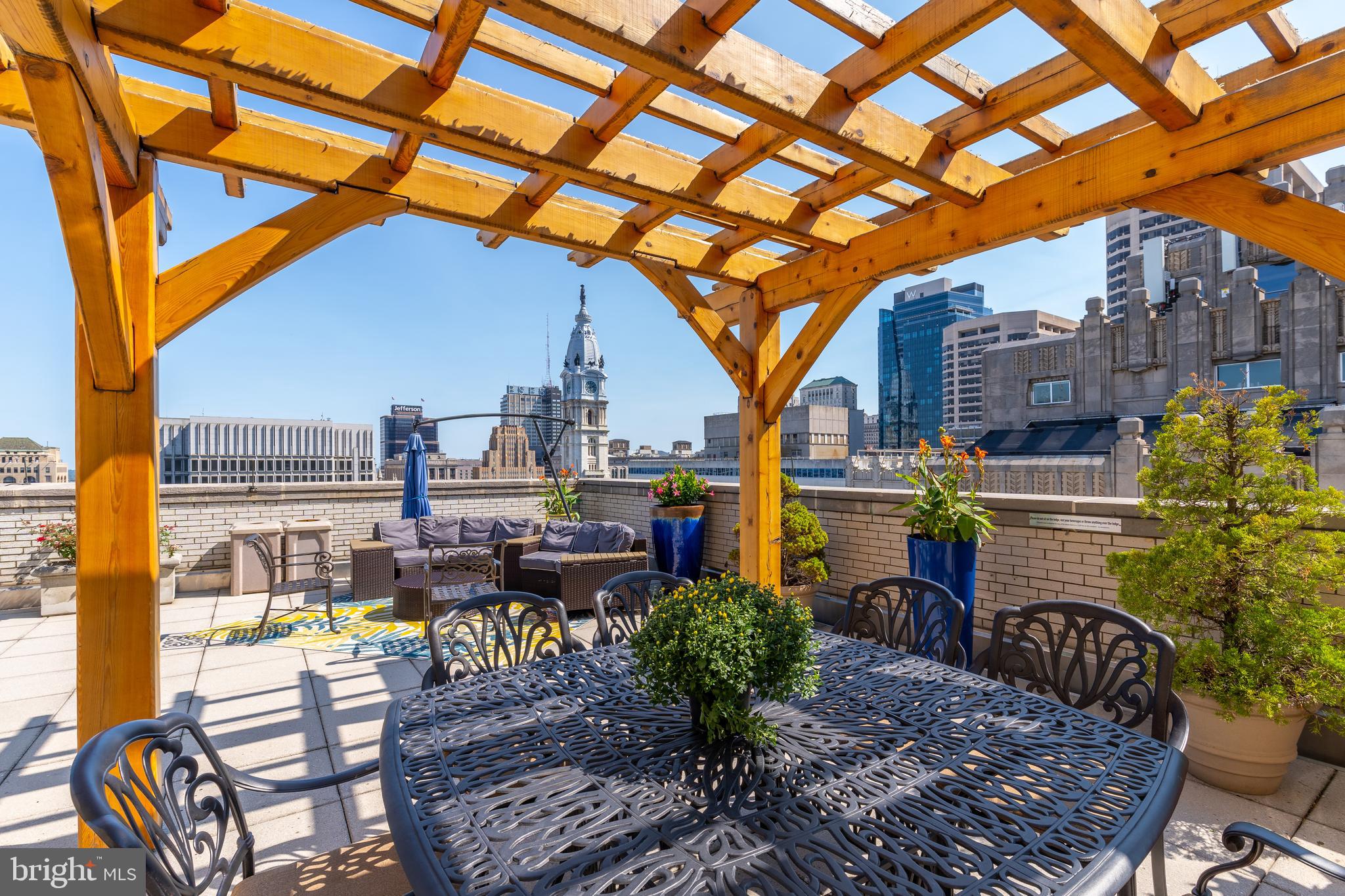 LOGAN SQUARE - Residential