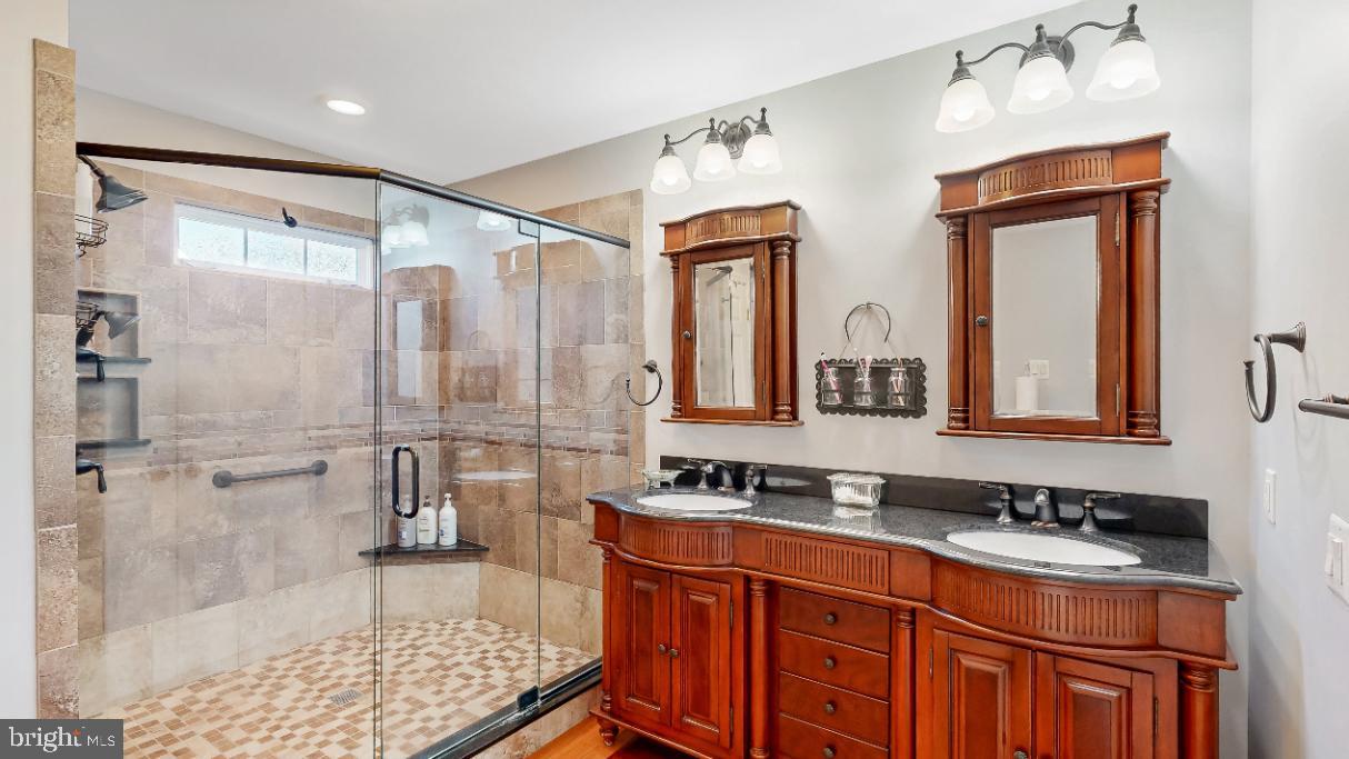 THE LEGENDS - Residential