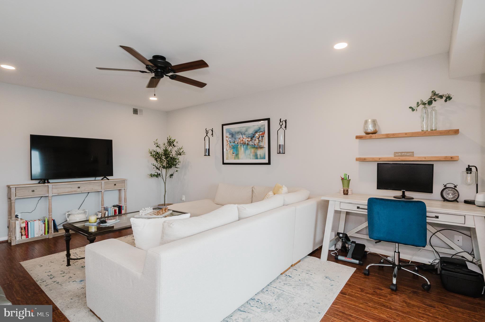 HOLLY HALL - Residential