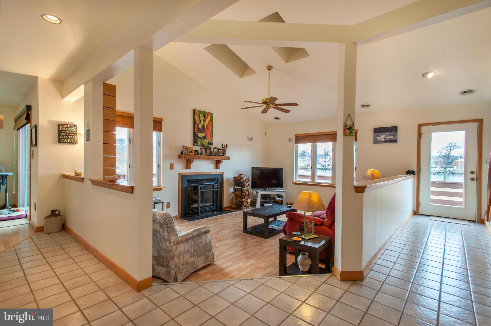 WOODLAND BEACH - Residential