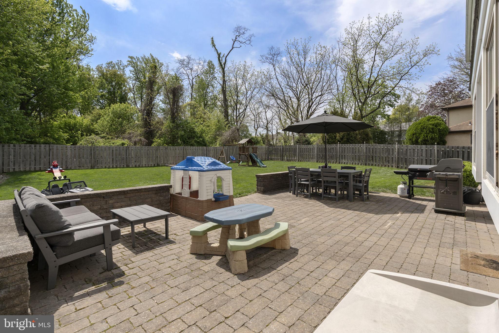 VILLAGE CIRCLE - Residential