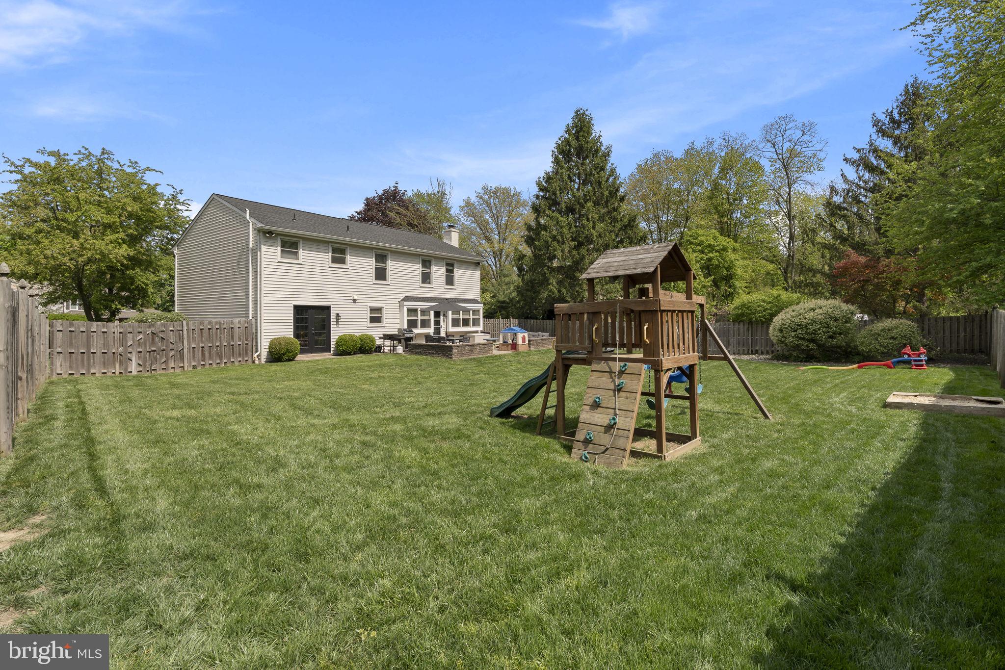 VILLAGE CIRCLE - Residential