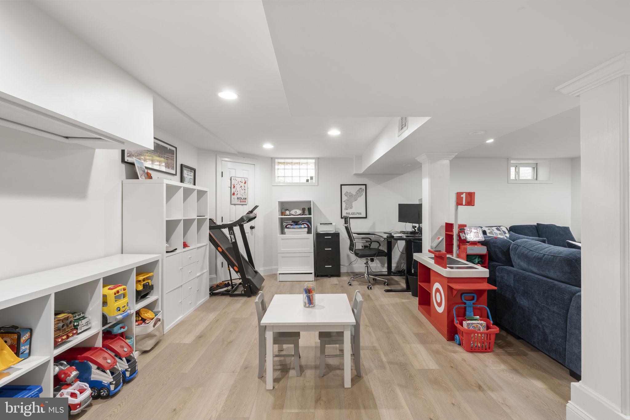 VILLAGE CIRCLE - Residential