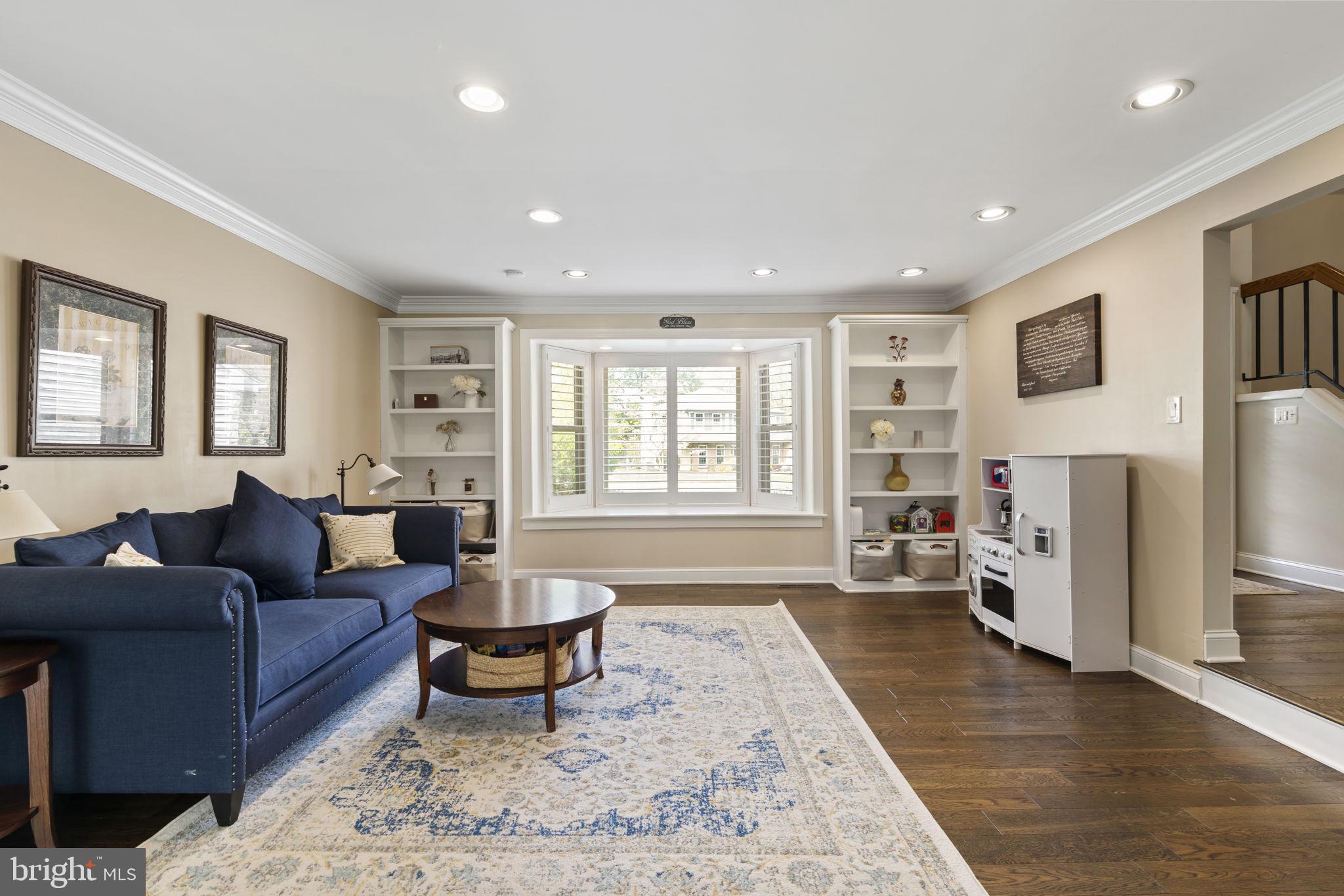 VILLAGE CIRCLE - Residential