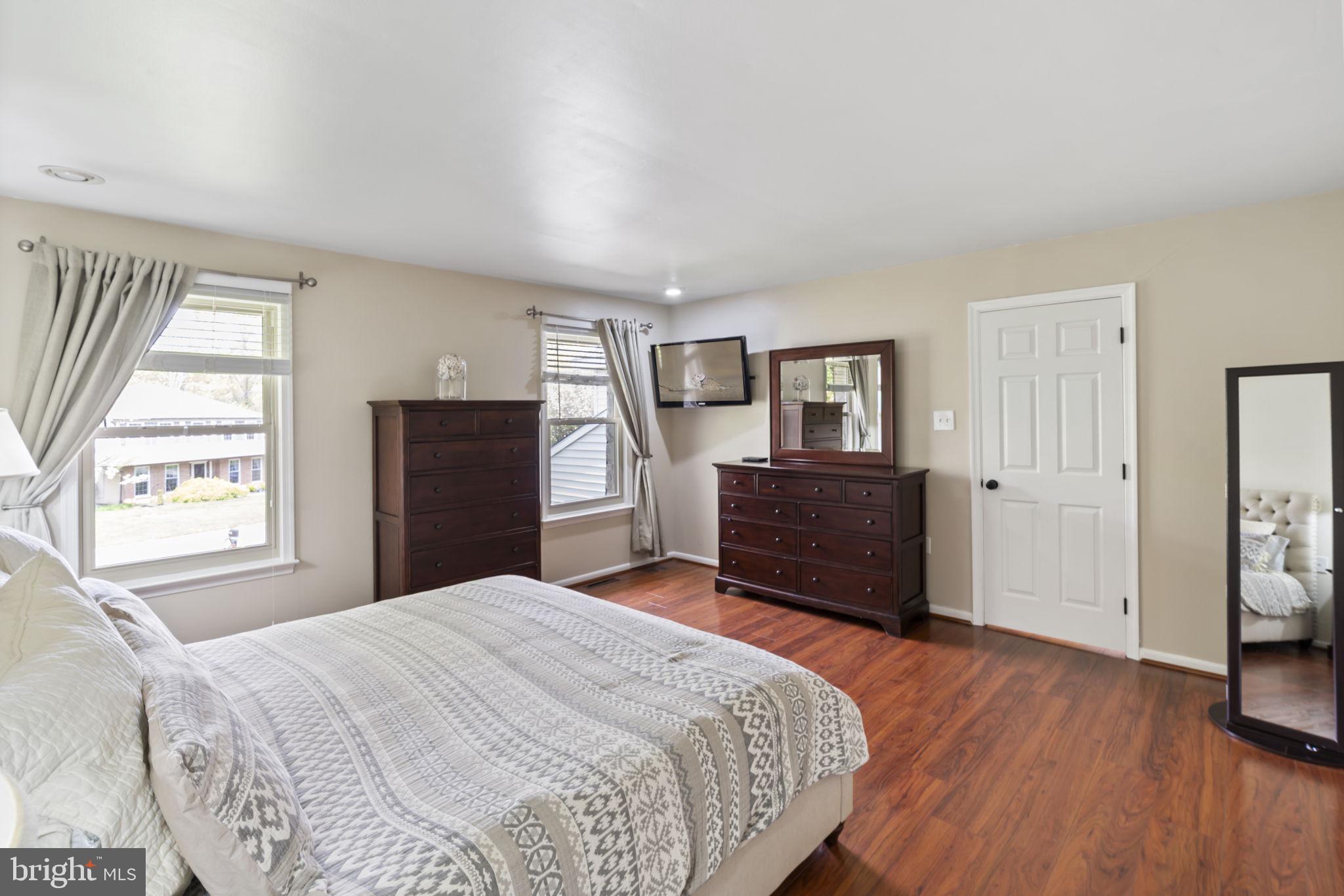 VILLAGE CIRCLE - Residential