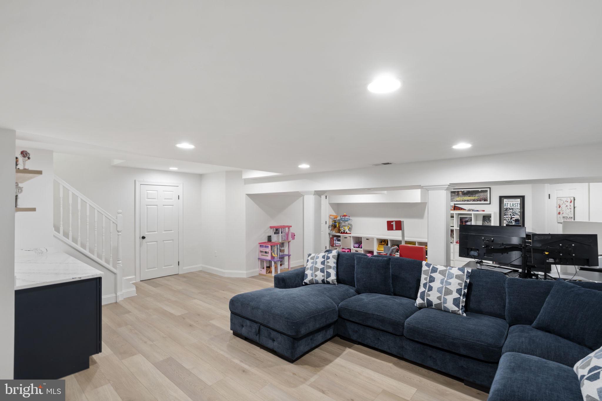 VILLAGE CIRCLE - Residential