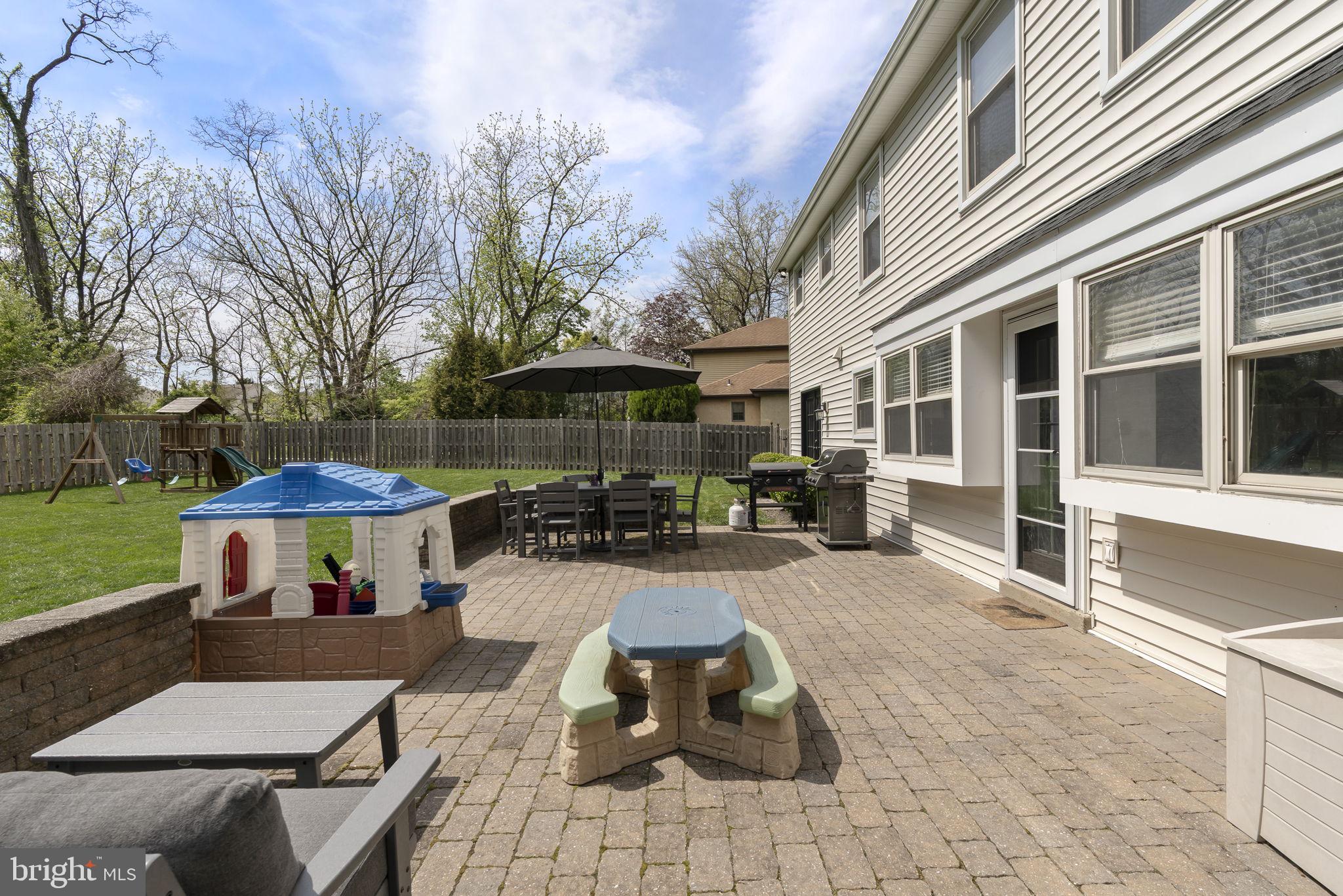 VILLAGE CIRCLE - Residential