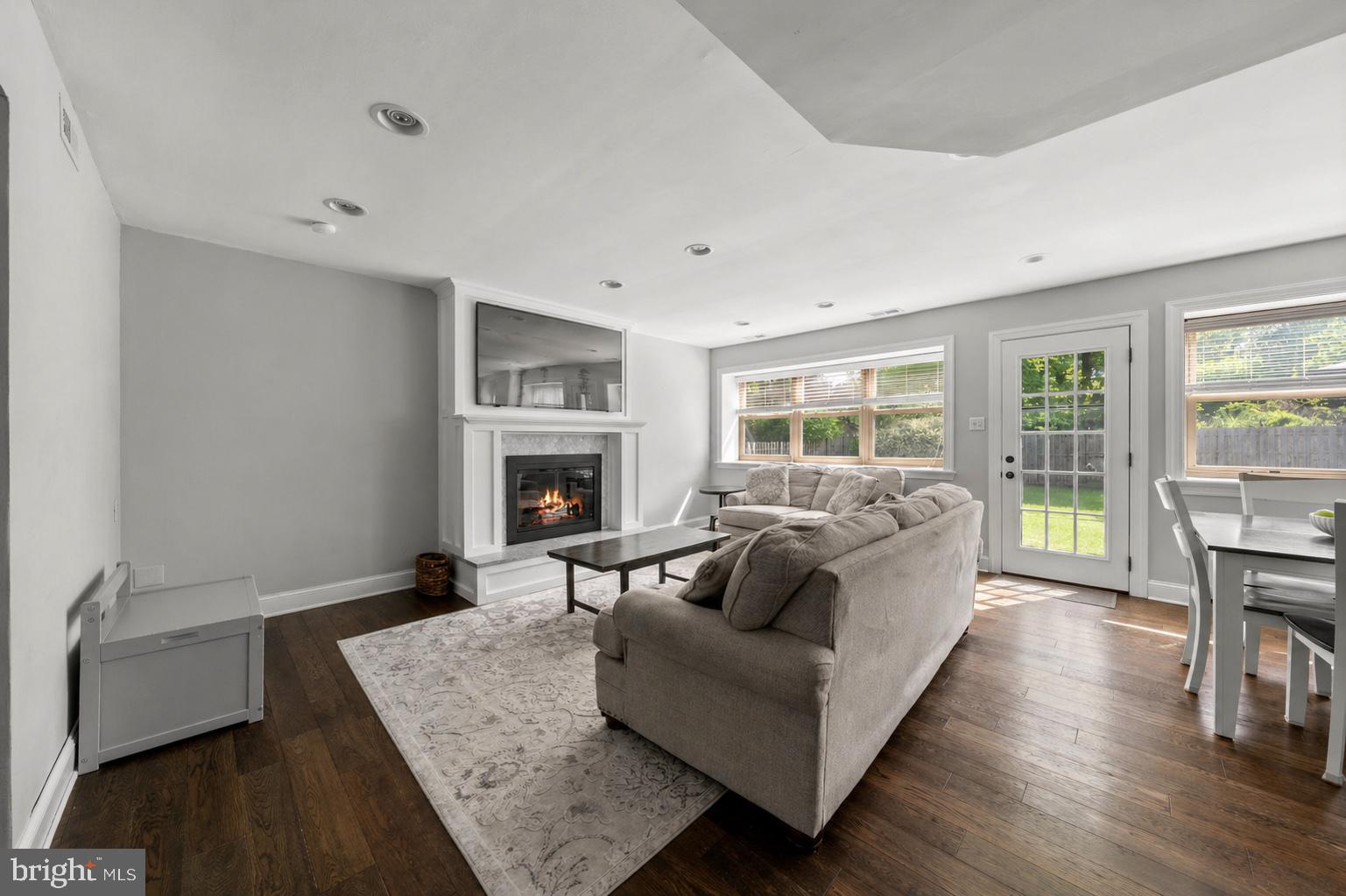 VILLAGE CIRCLE - Residential