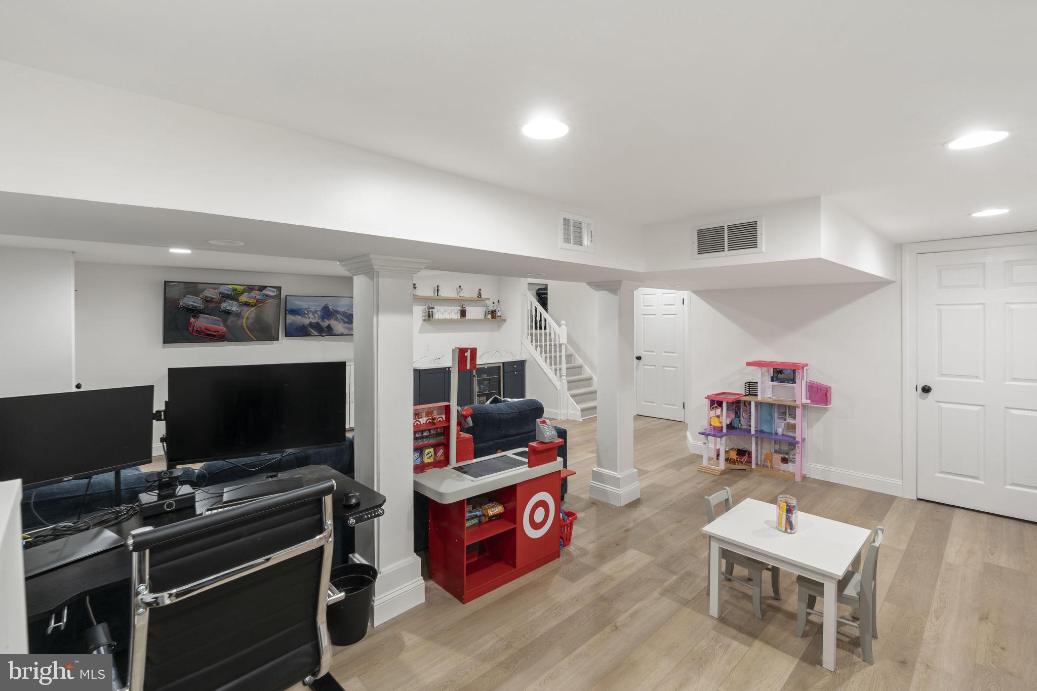 VILLAGE CIRCLE - Residential