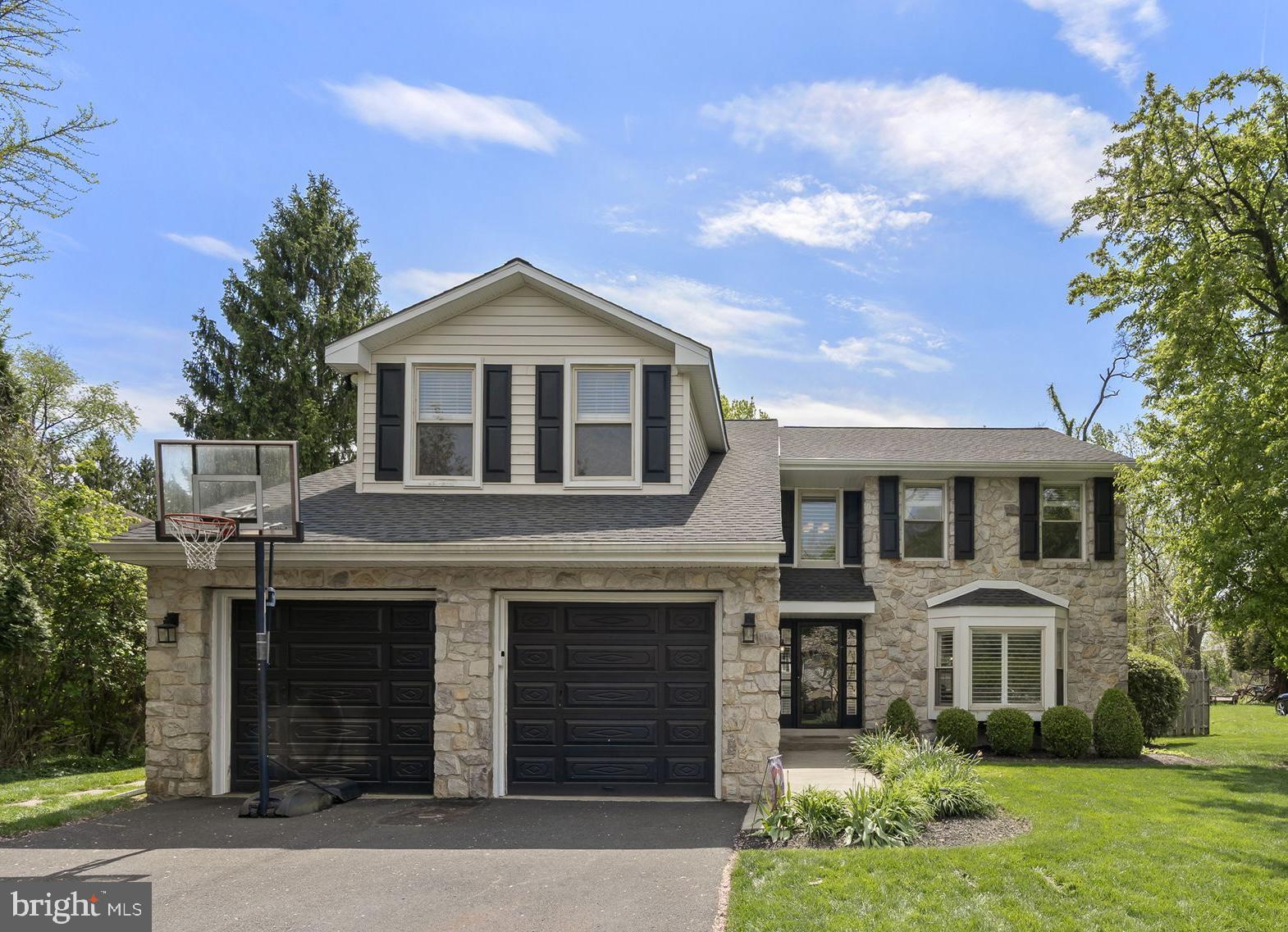 VILLAGE CIRCLE - Residential