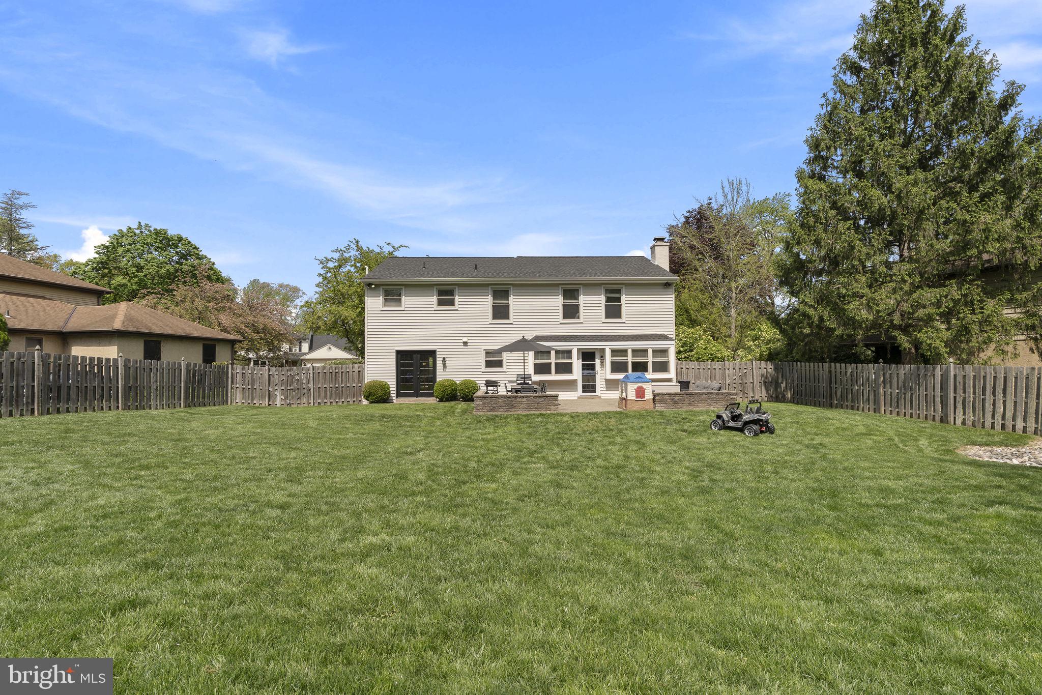 VILLAGE CIRCLE - Residential