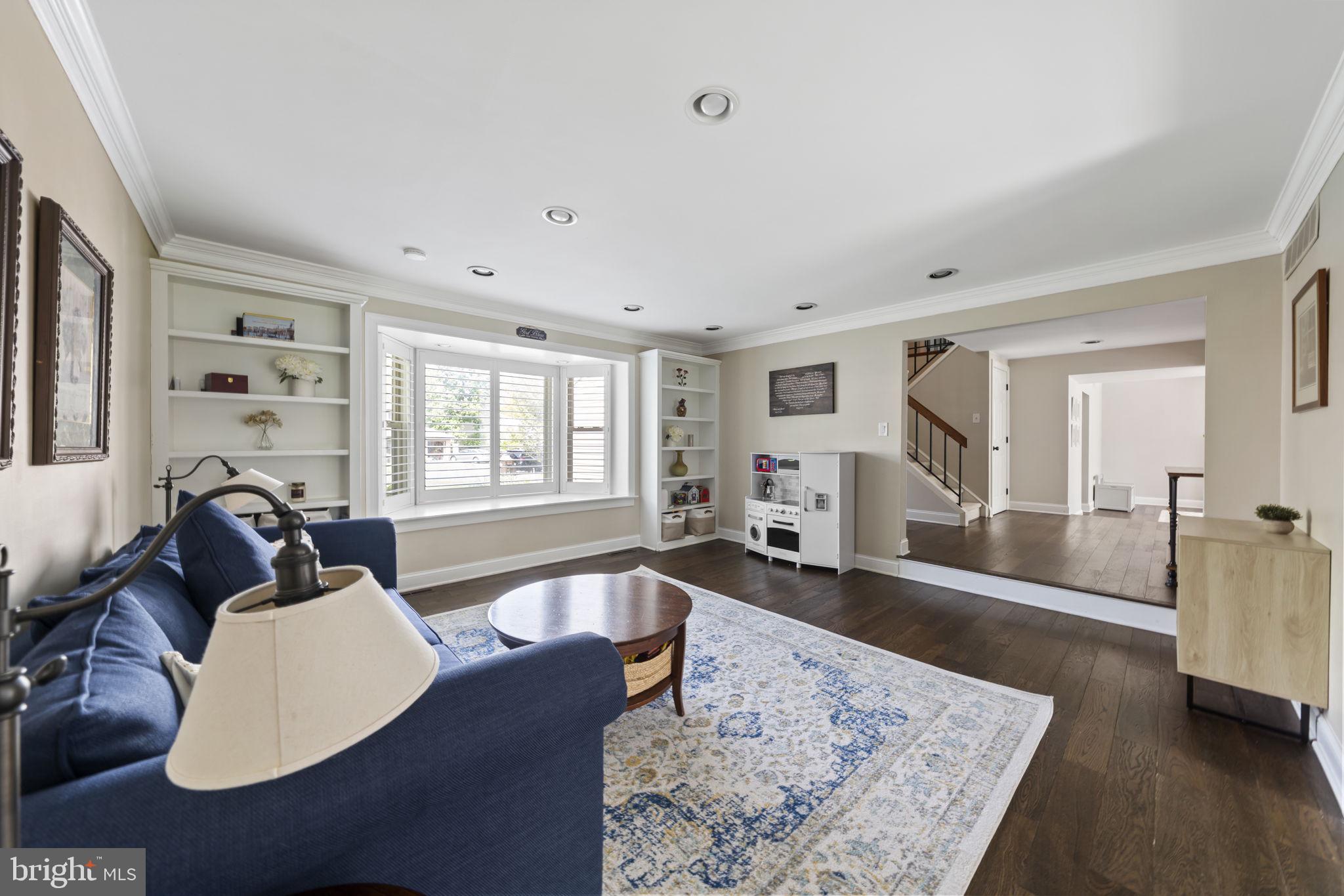 VILLAGE CIRCLE - Residential