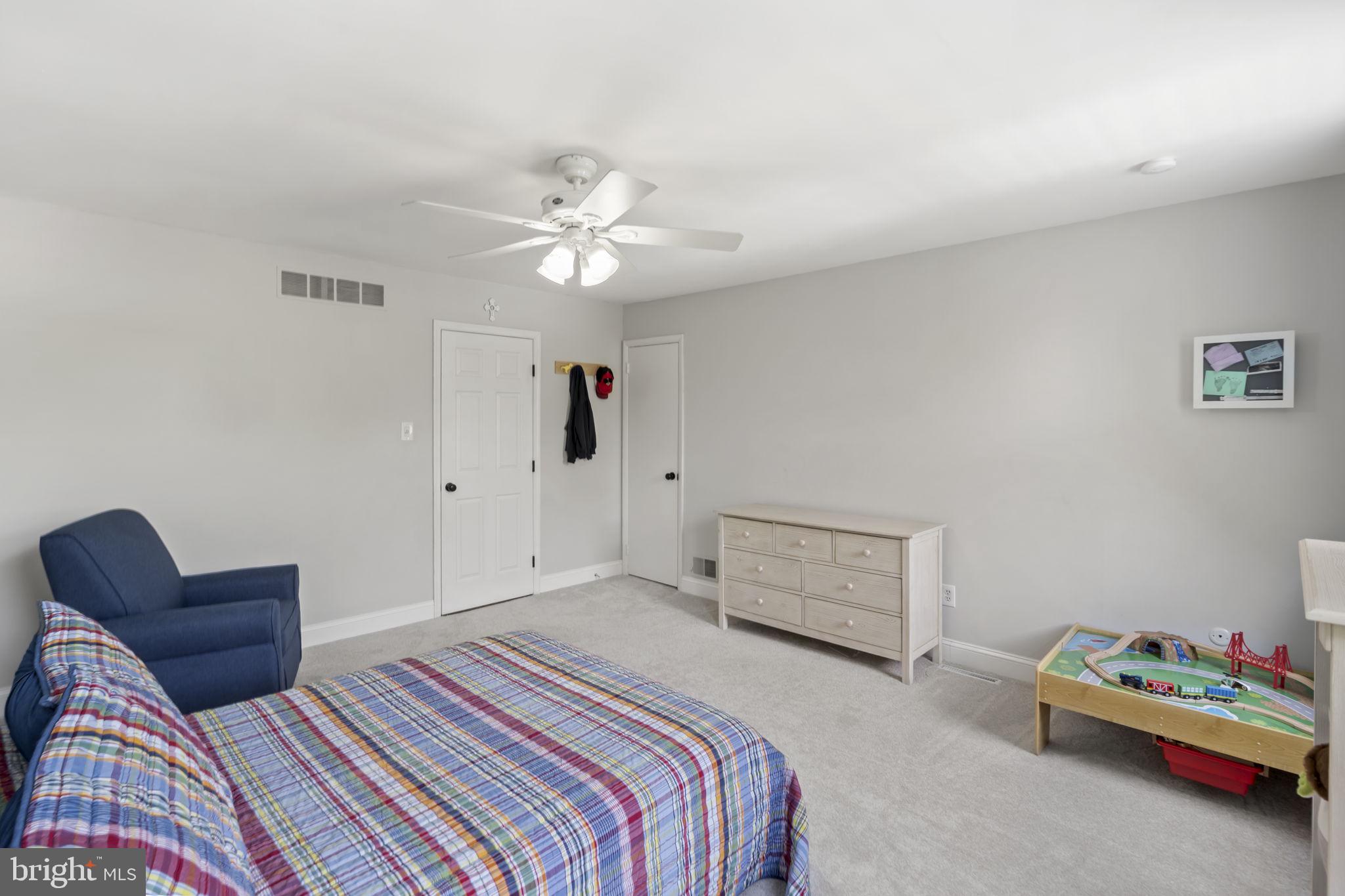 VILLAGE CIRCLE - Residential