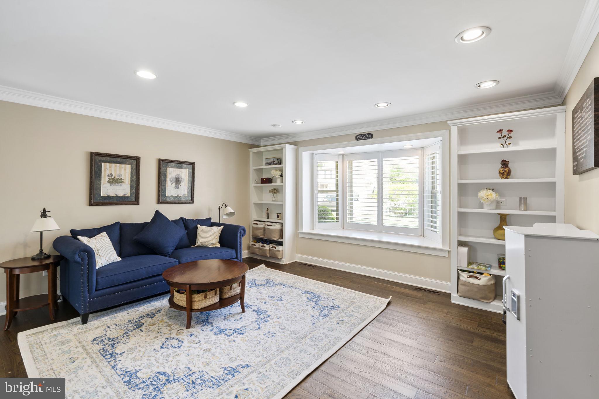 VILLAGE CIRCLE - Residential