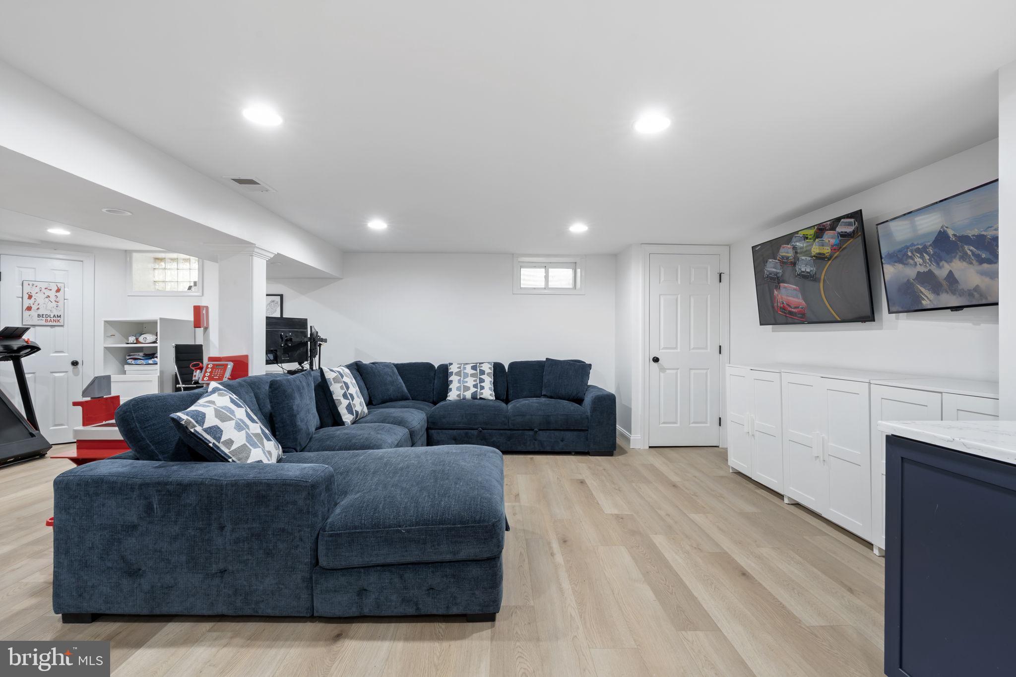 VILLAGE CIRCLE - Residential