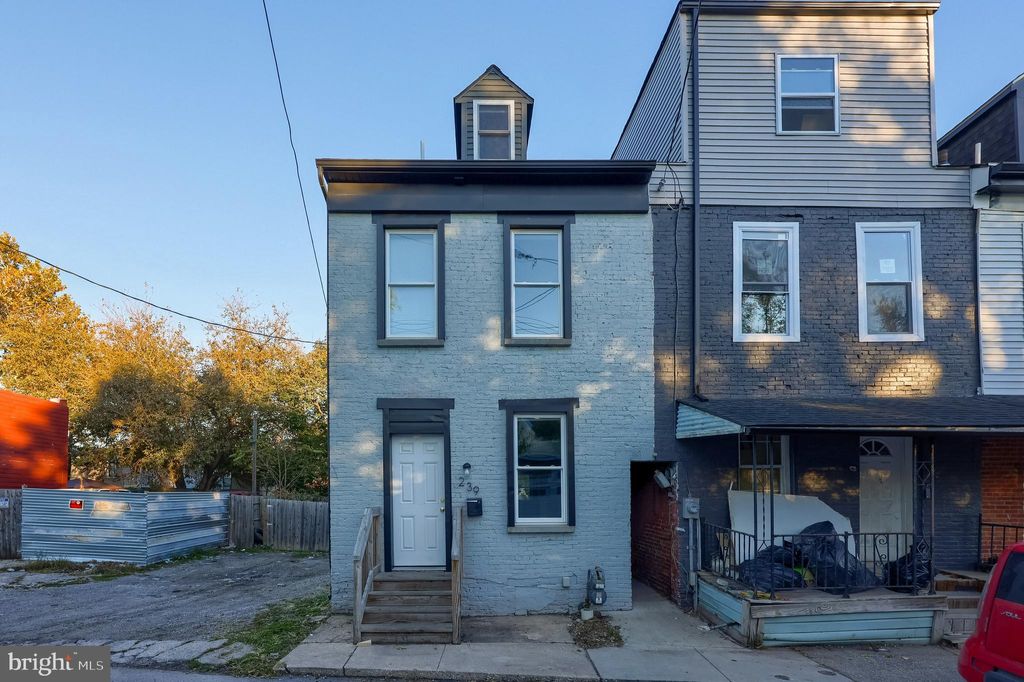 Photo of 239 Franklin Way, YORK, PA 17403 (MLS # PAYK2092342)