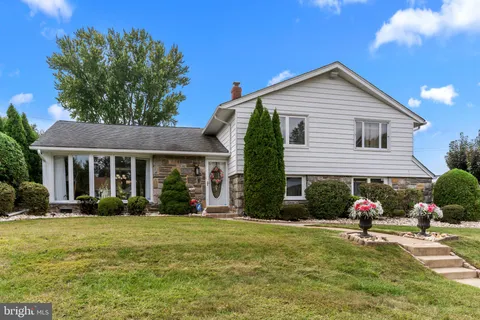 16 Durand Road, Huntingdon Valley, PA MLS: PAMC2140544