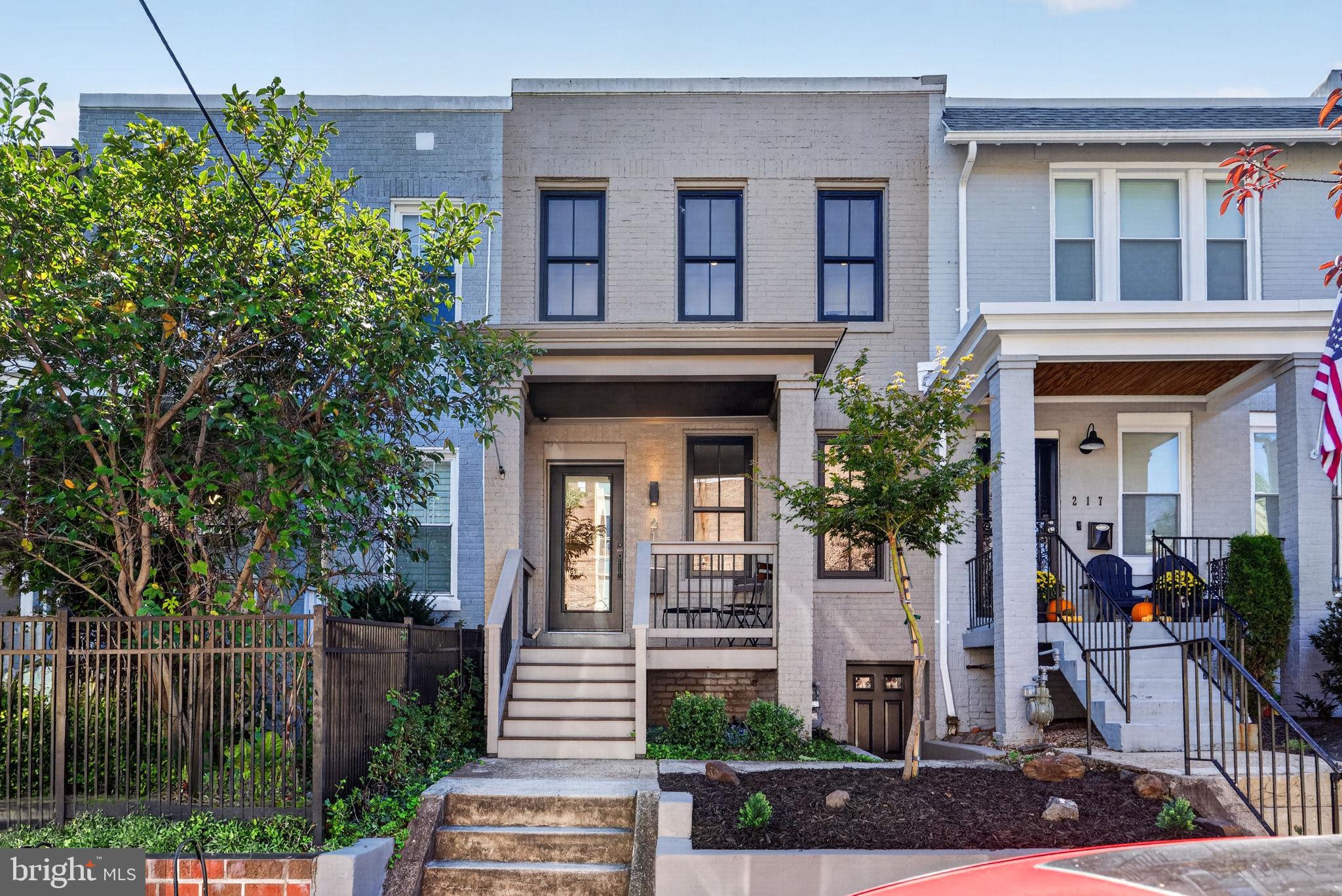 219 DOUGLAS STREET NE