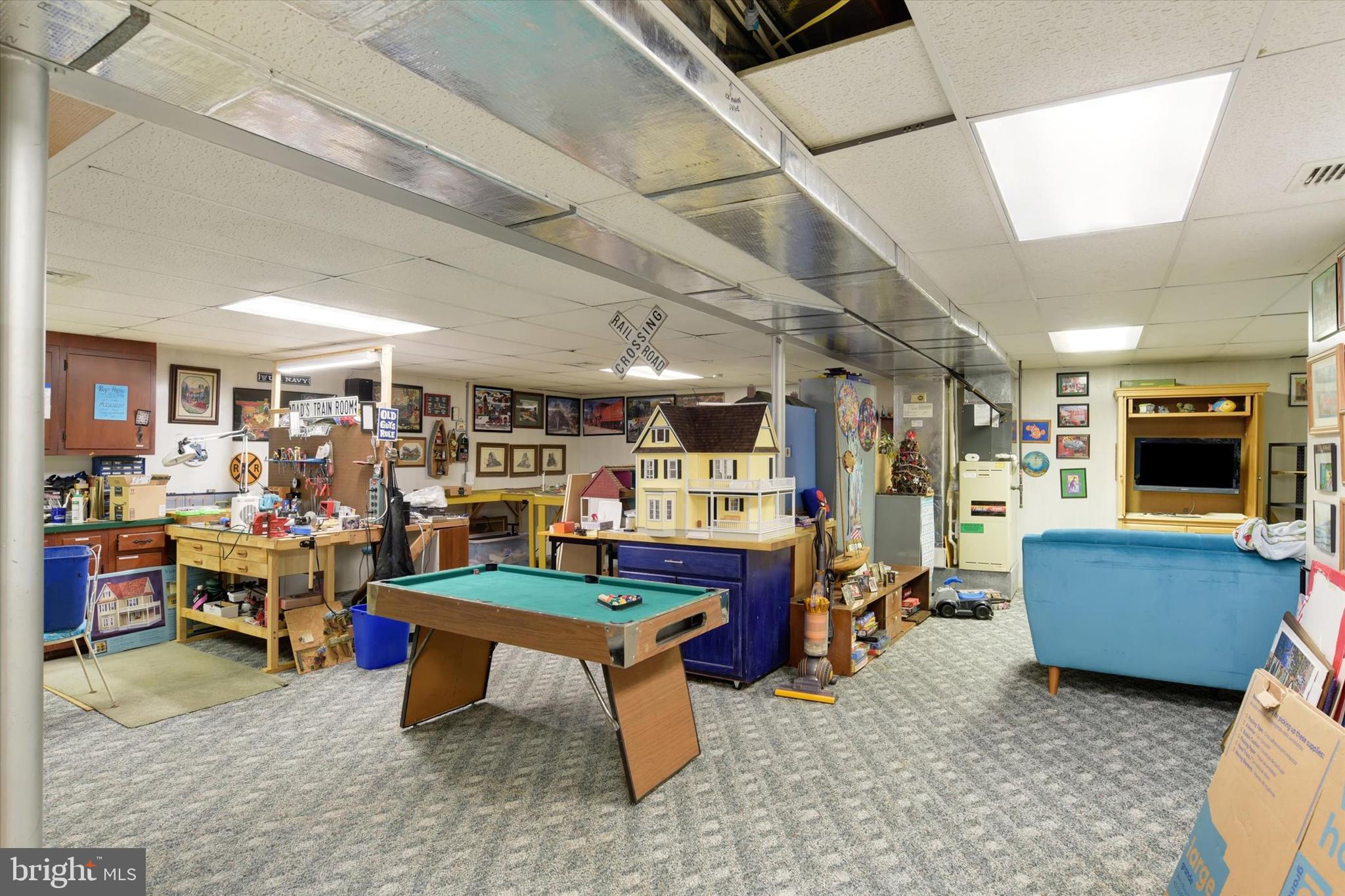 COUNTRY SQUIRE ESTATES - Residential