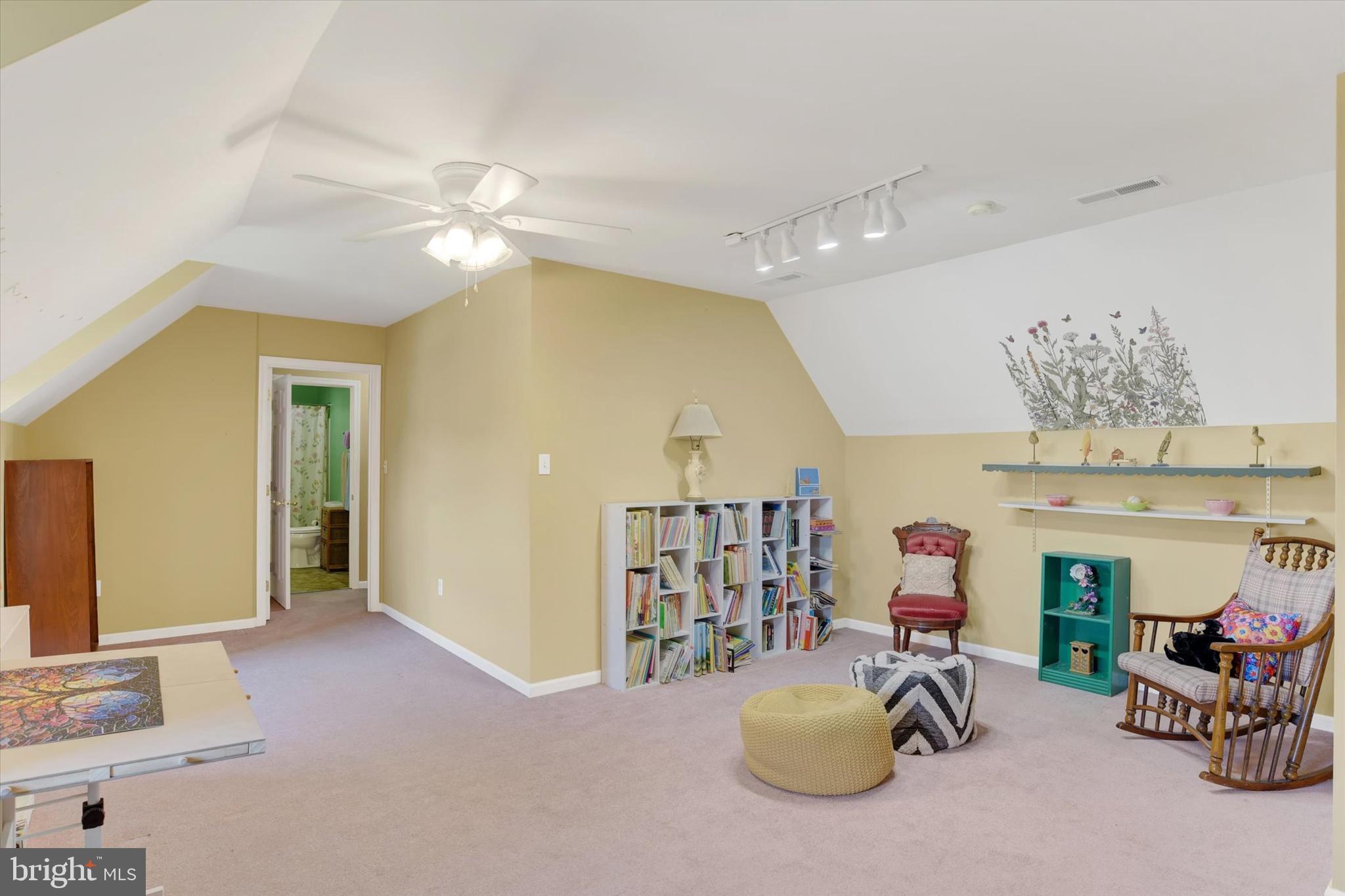 COUNTRY SQUIRE ESTATES - Residential