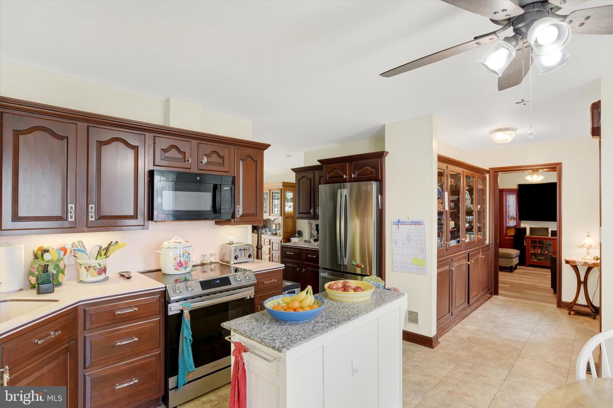 COUNTRY SQUIRE ESTATES - Residential