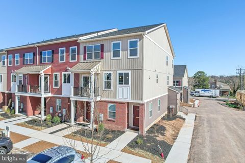 236 CHAPEL COURT 32E NORRISTOWN PA 19401