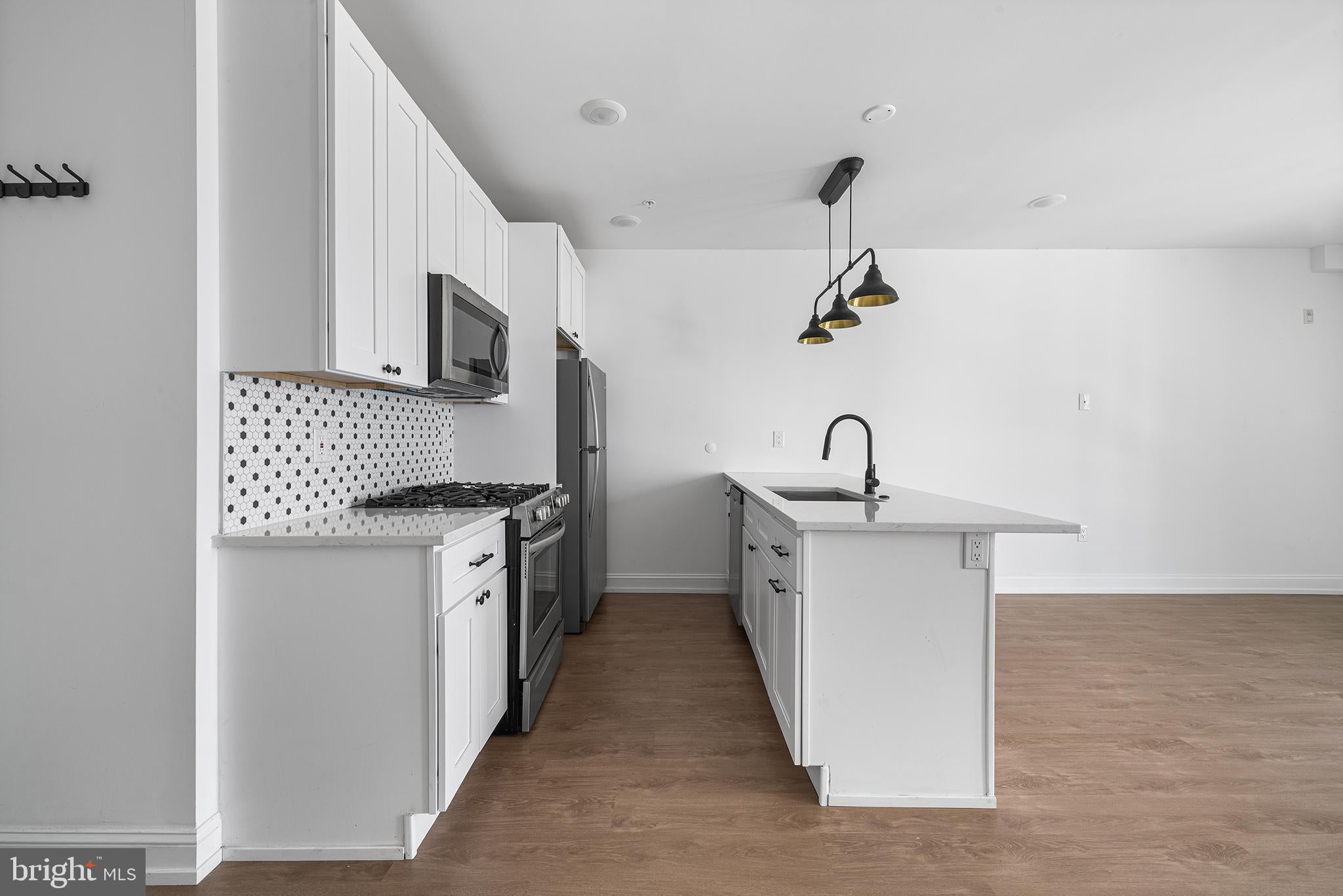 1614 RIDGE AVENUE 305