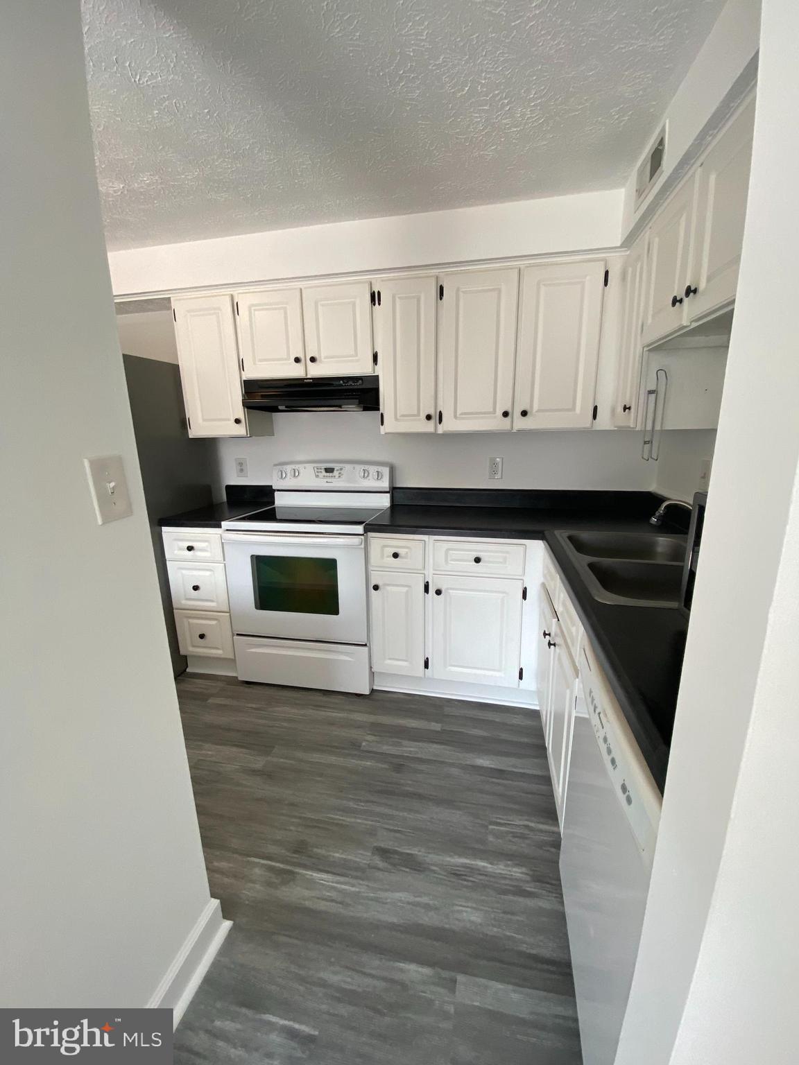 CHESTERFIELD GARDEN CONDOMINIUM - Residential Lease