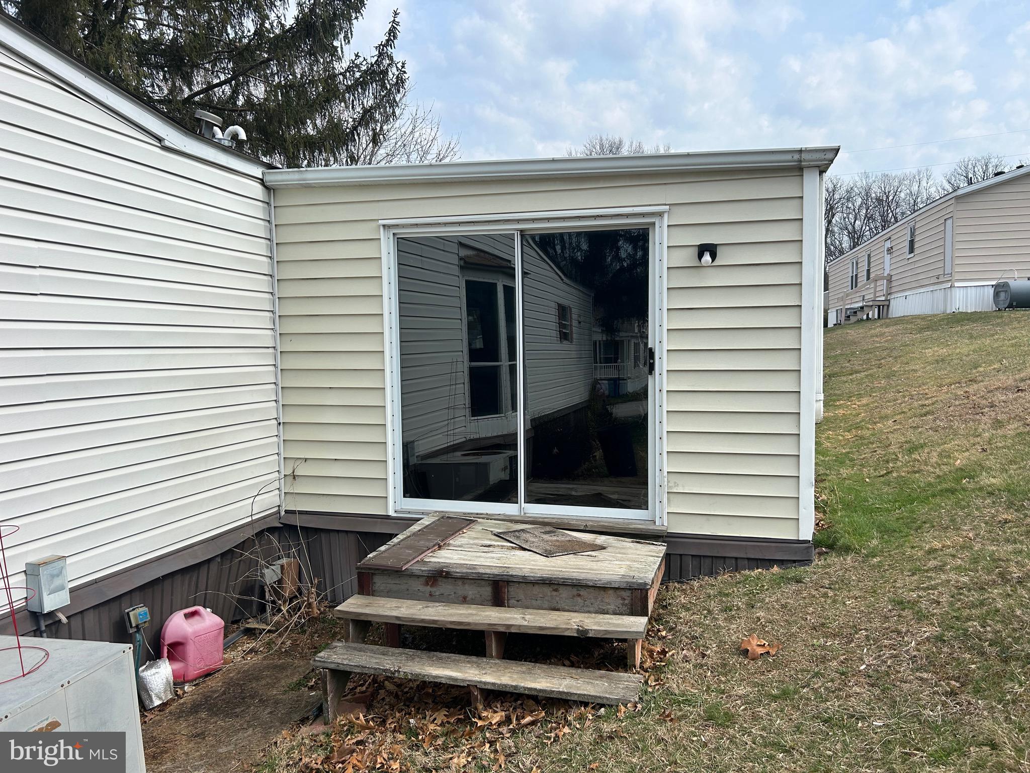 121 CHESTNUT HILL DRIVE