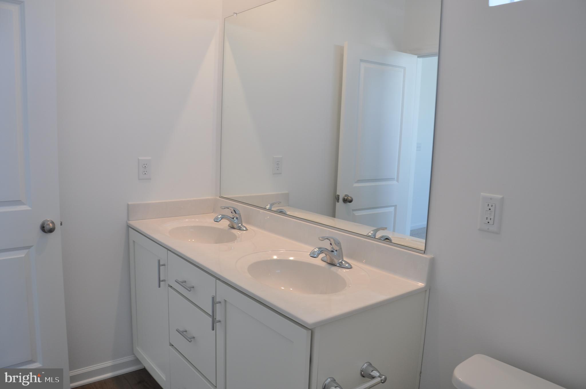 LOFTS AT CREEKSIDE - Residential Lease