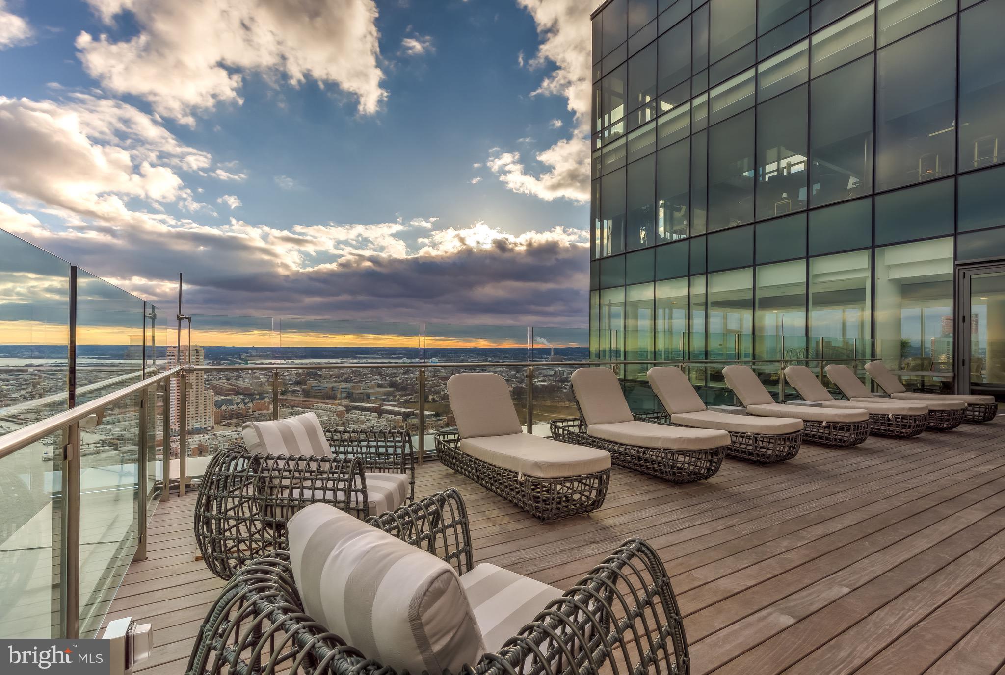 FOUR SEASONS PRIVATE RESIDENCES - Residential