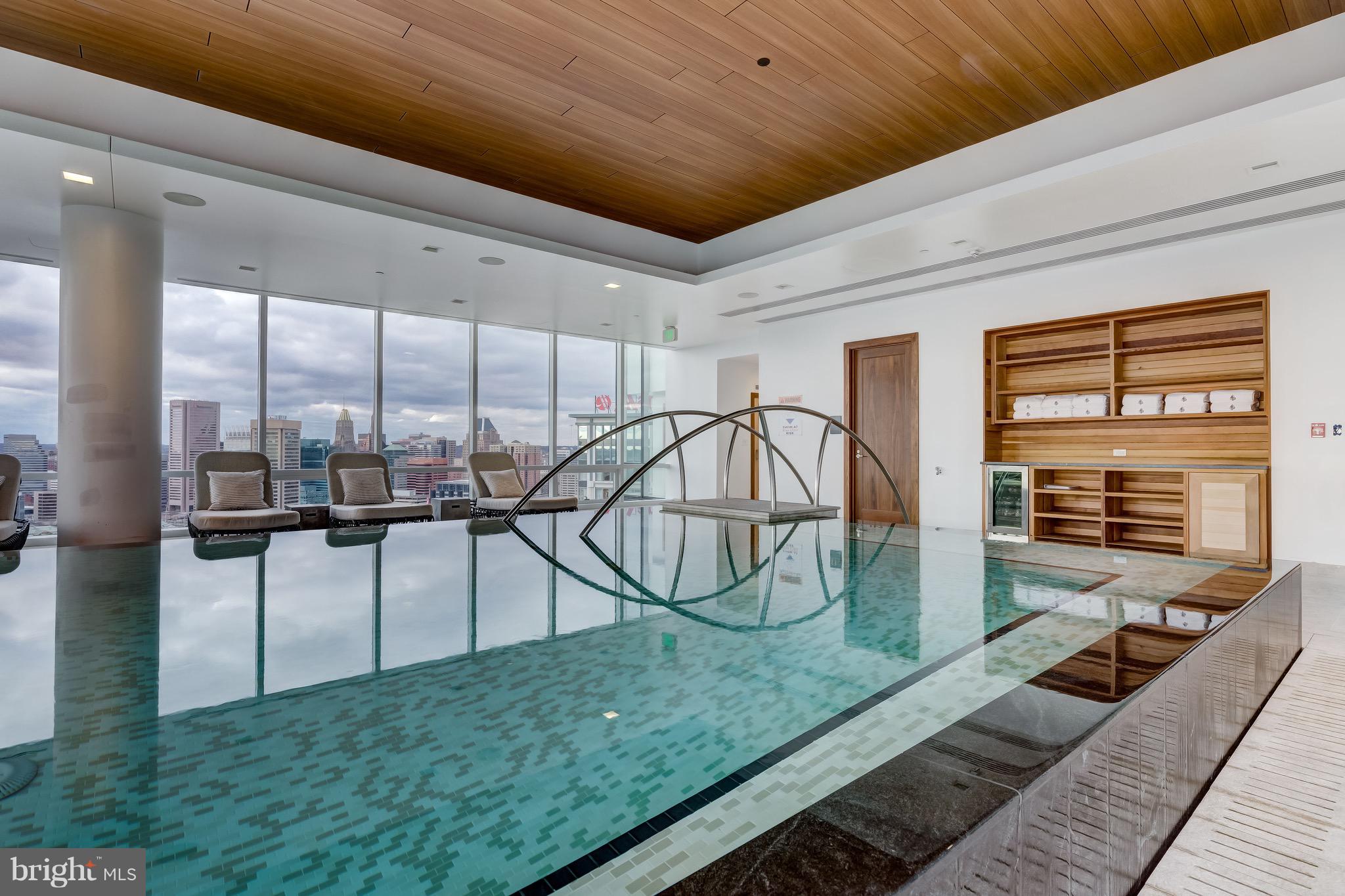 FOUR SEASONS PRIVATE RESIDENCES - Residential