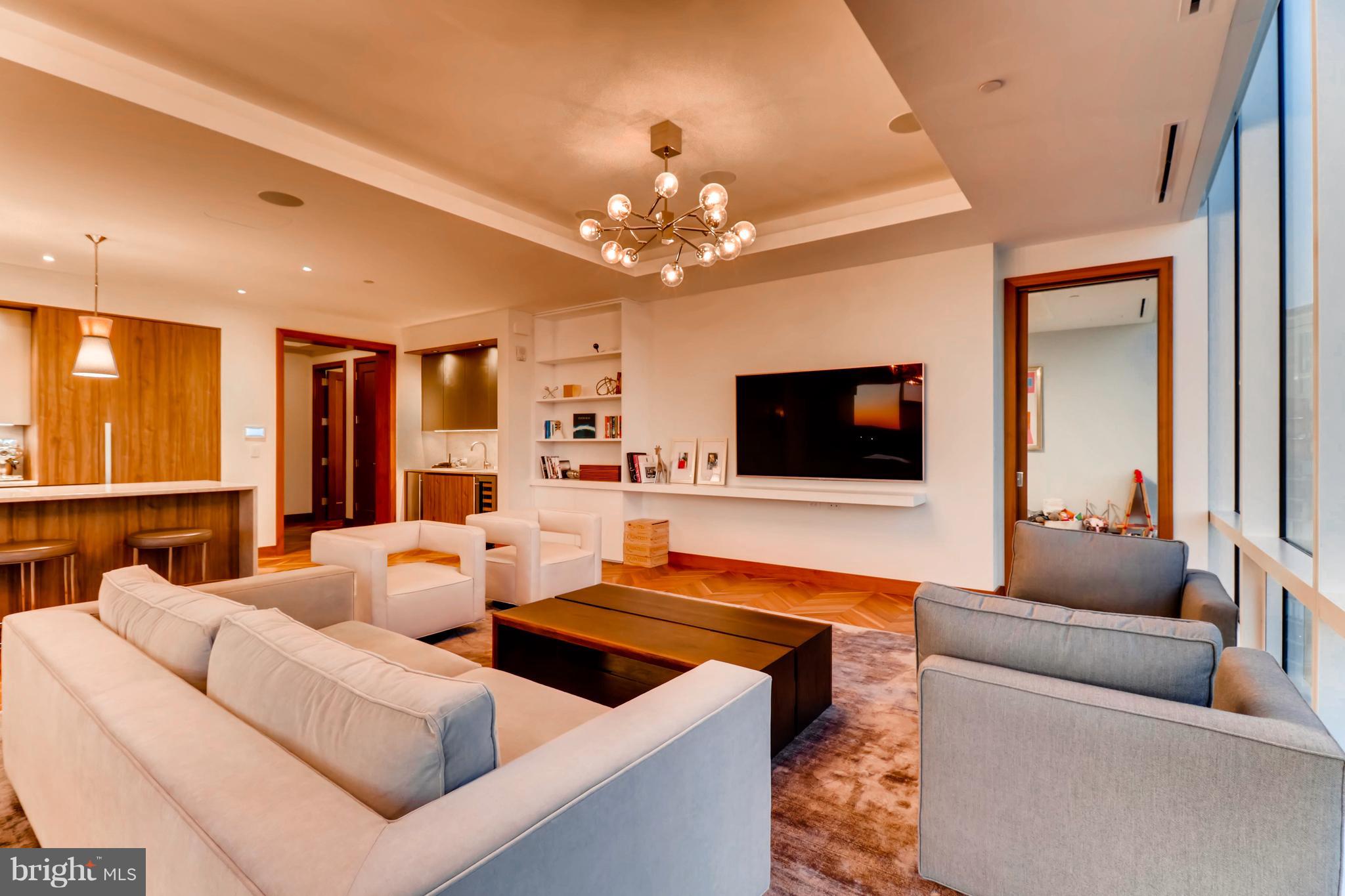 FOUR SEASONS PRIVATE RESIDENCES - Residential