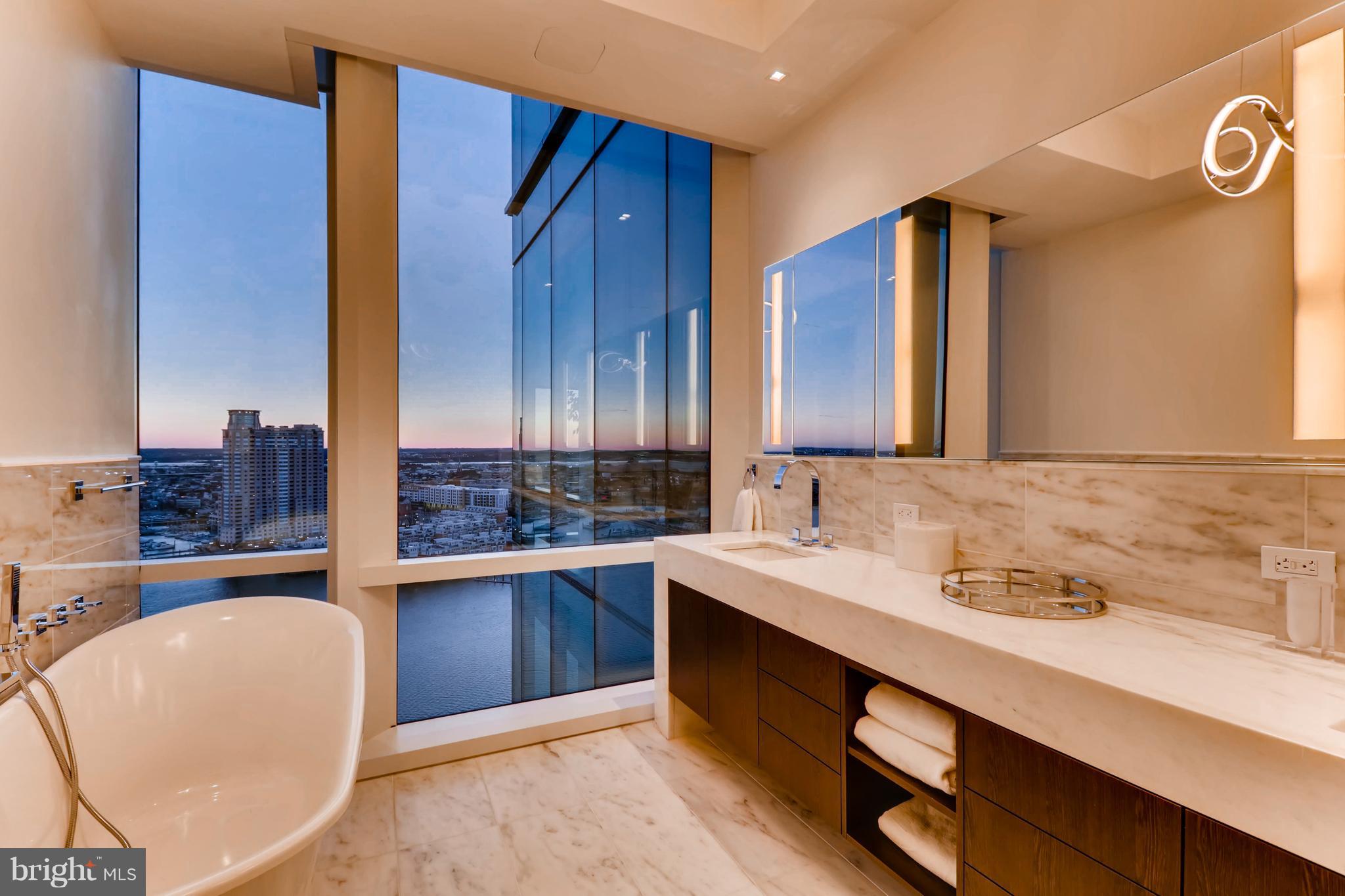 FOUR SEASONS PRIVATE RESIDENCES - Residential
