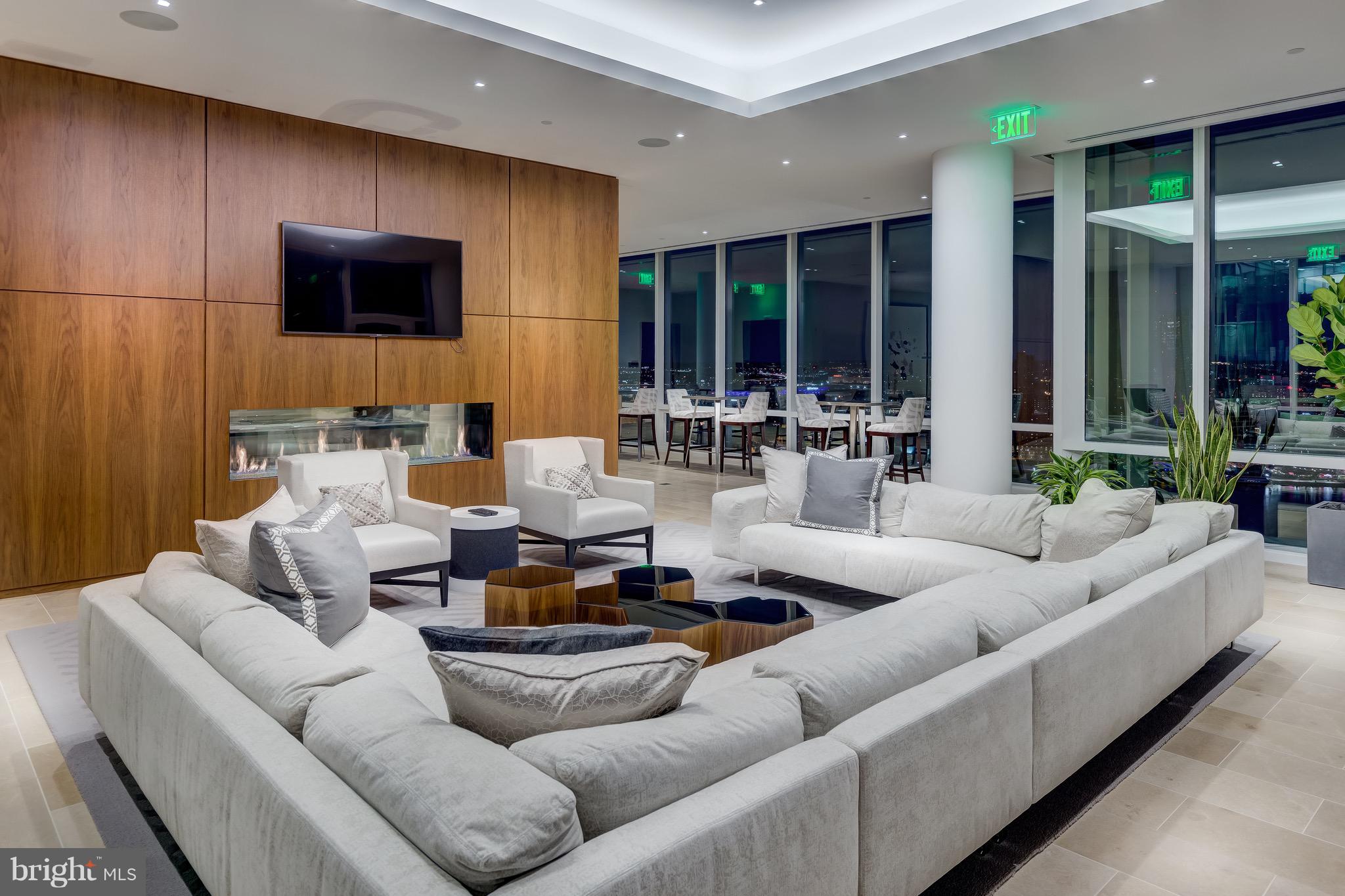 FOUR SEASONS PRIVATE RESIDENCES - Residential