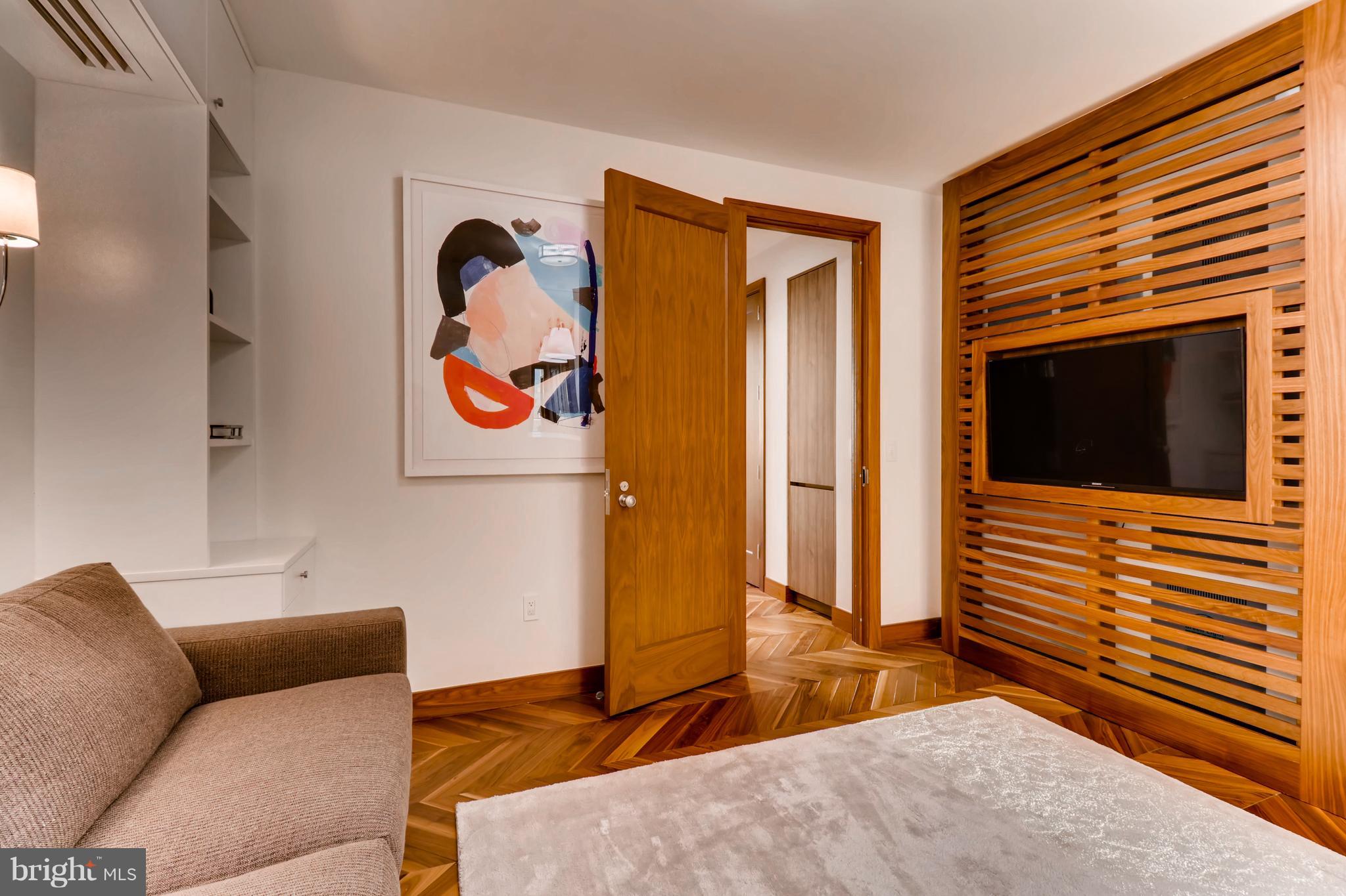 FOUR SEASONS PRIVATE RESIDENCES - Residential