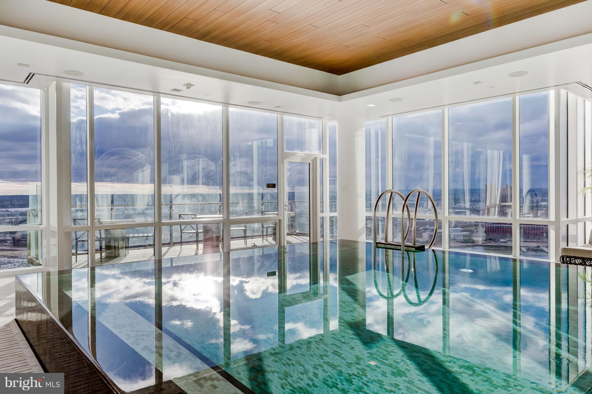 FOUR SEASONS PRIVATE RESIDENCES - Residential