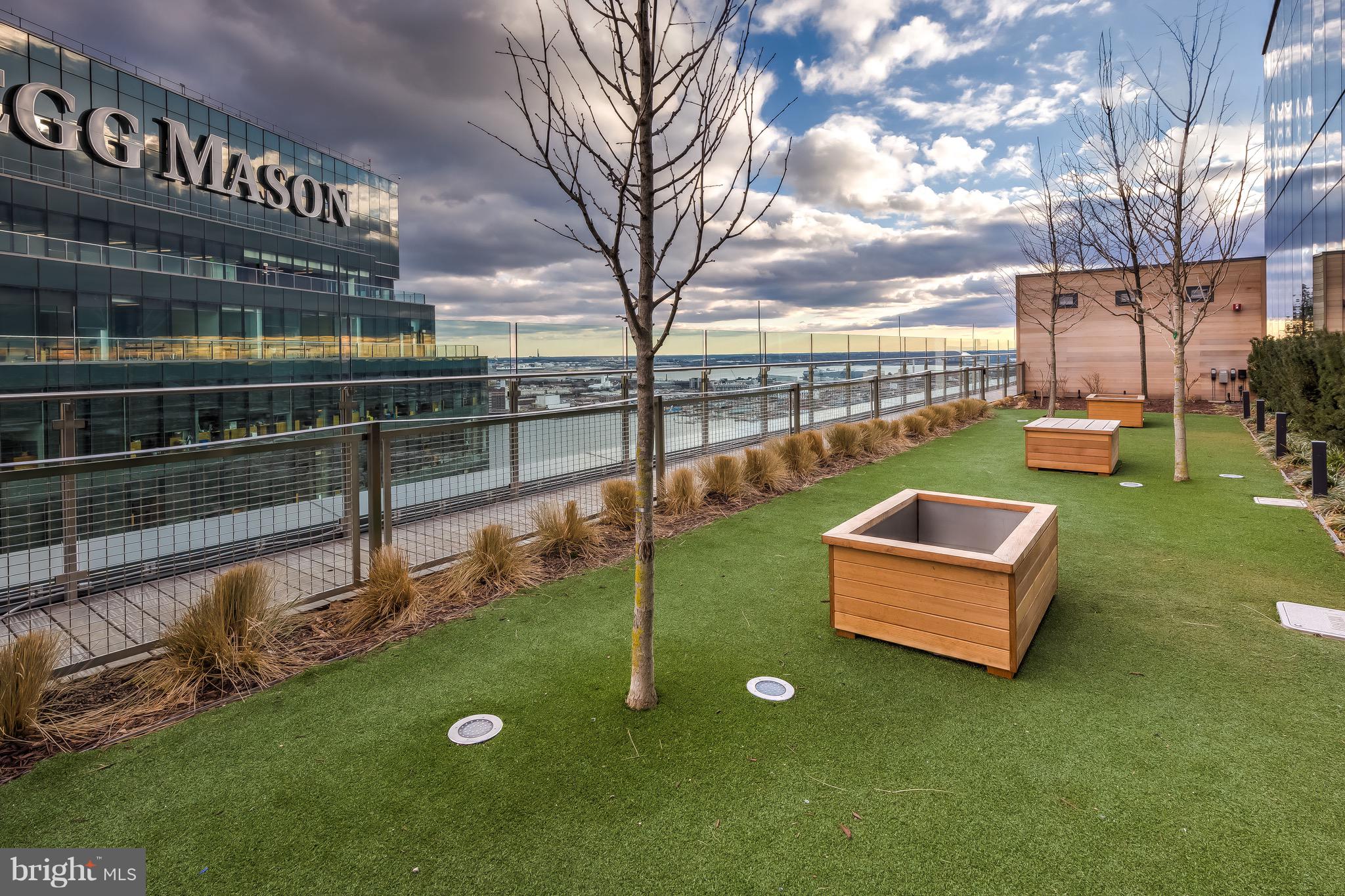 FOUR SEASONS PRIVATE RESIDENCES - Residential