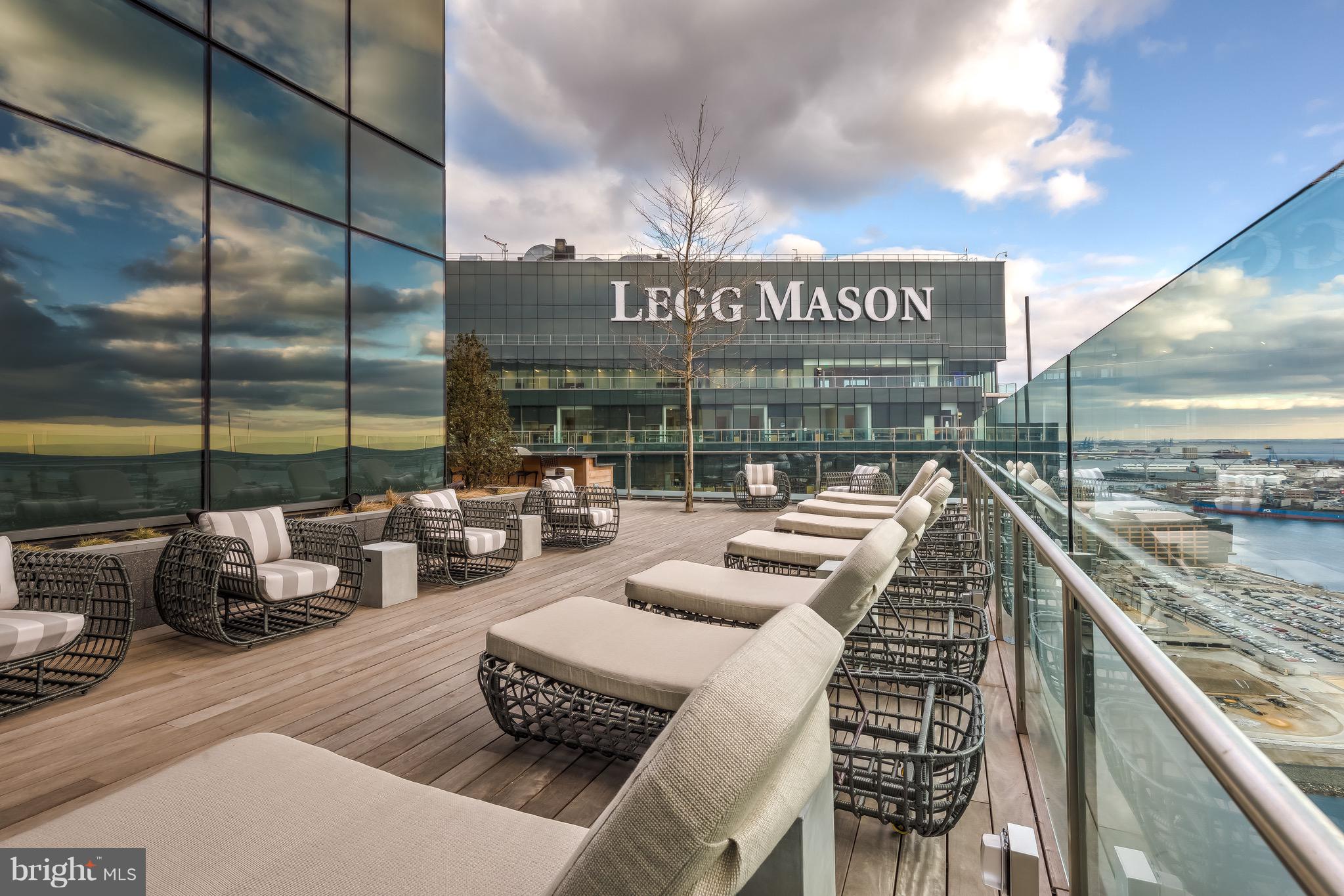 FOUR SEASONS PRIVATE RESIDENCES - Residential