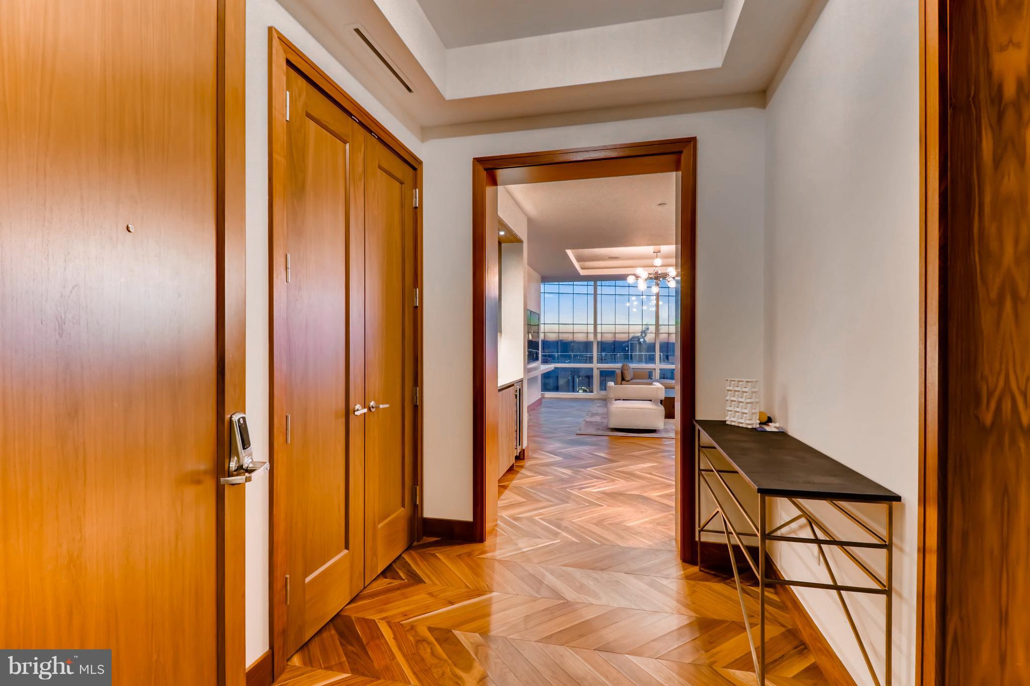 FOUR SEASONS PRIVATE RESIDENCES - Residential