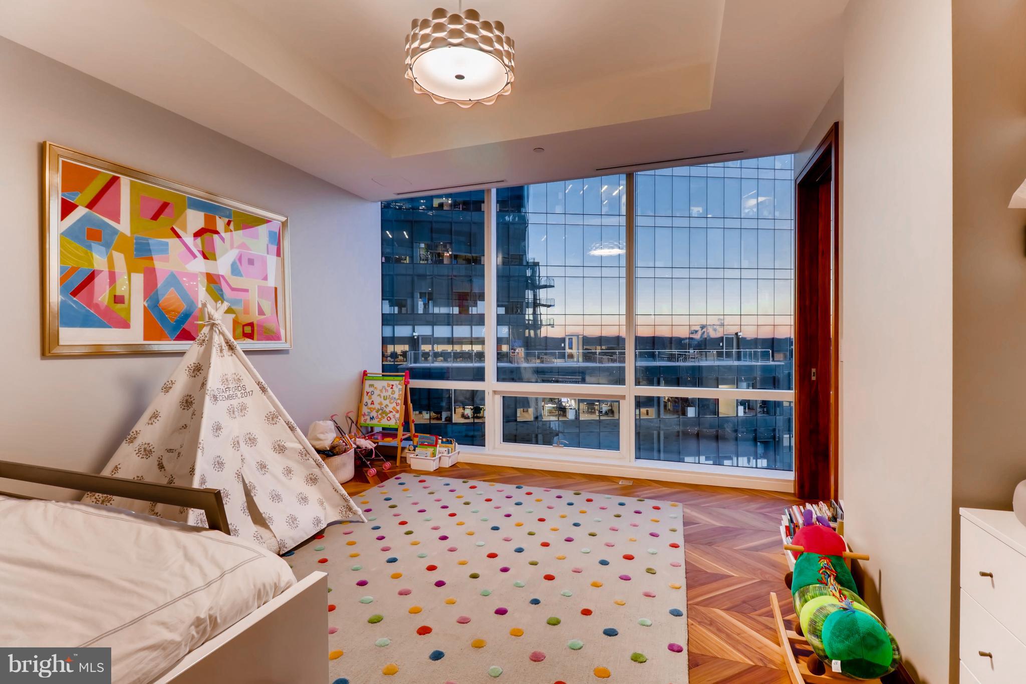 FOUR SEASONS PRIVATE RESIDENCES - Residential