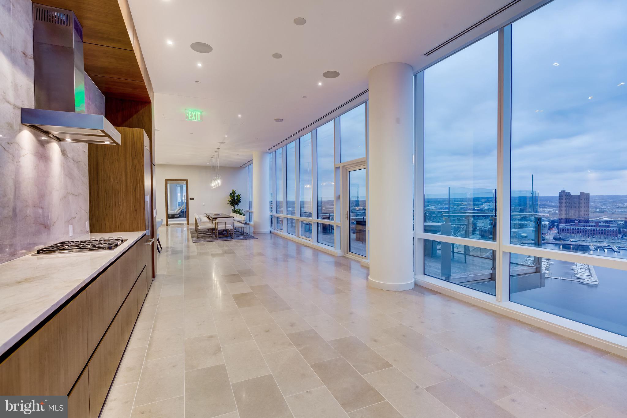 FOUR SEASONS PRIVATE RESIDENCES - Residential