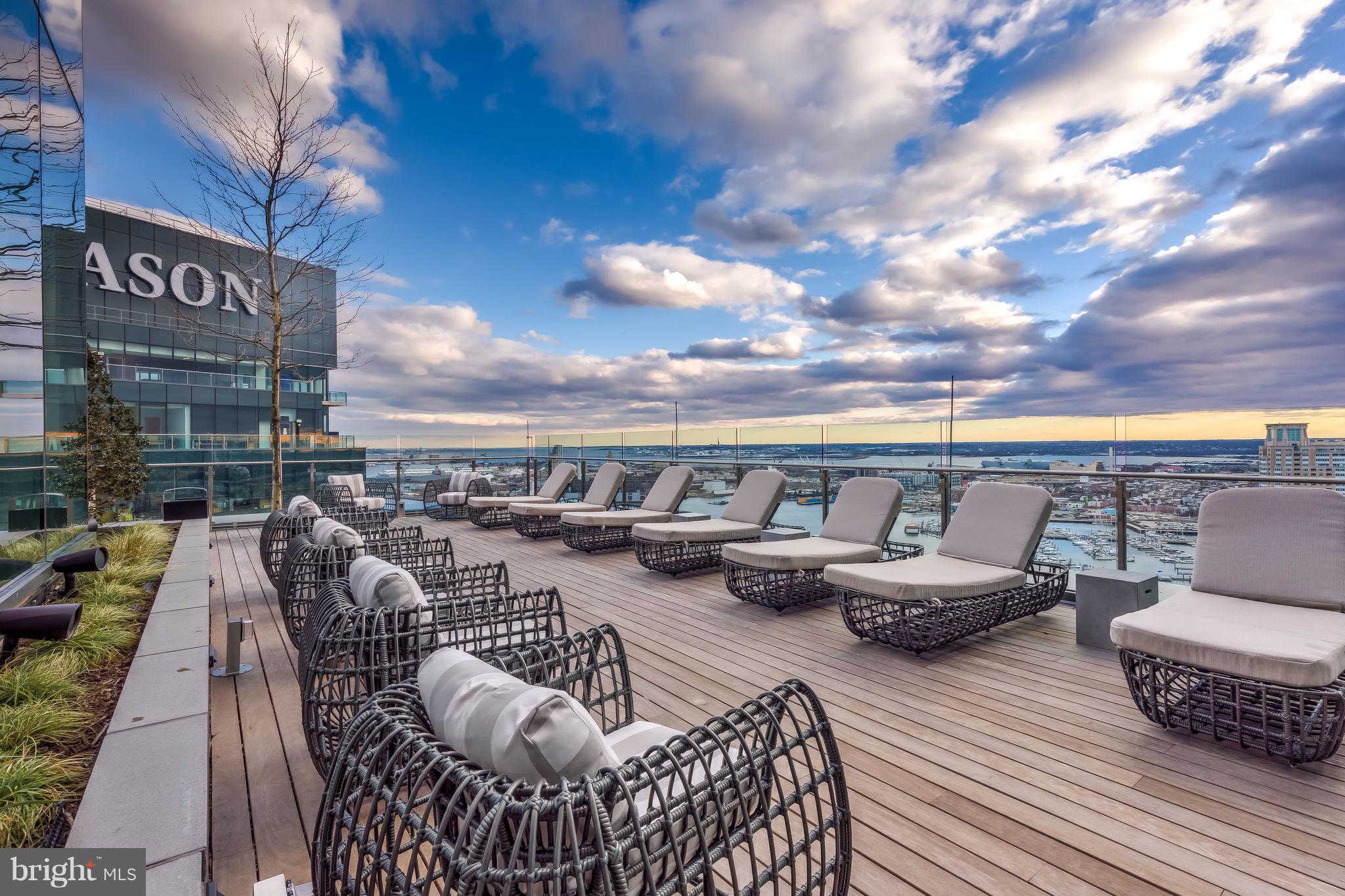 FOUR SEASONS PRIVATE RESIDENCES - Residential