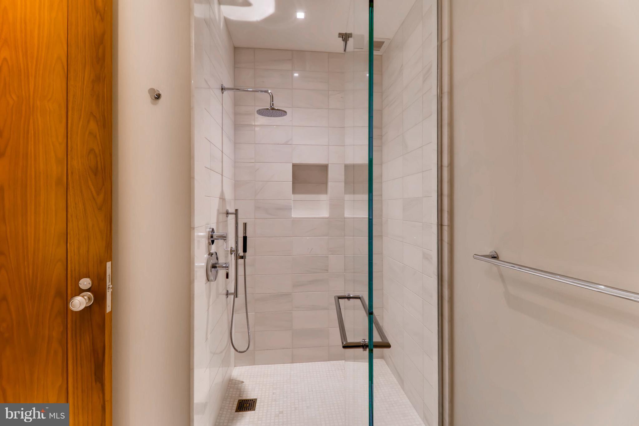 FOUR SEASONS PRIVATE RESIDENCES - Residential